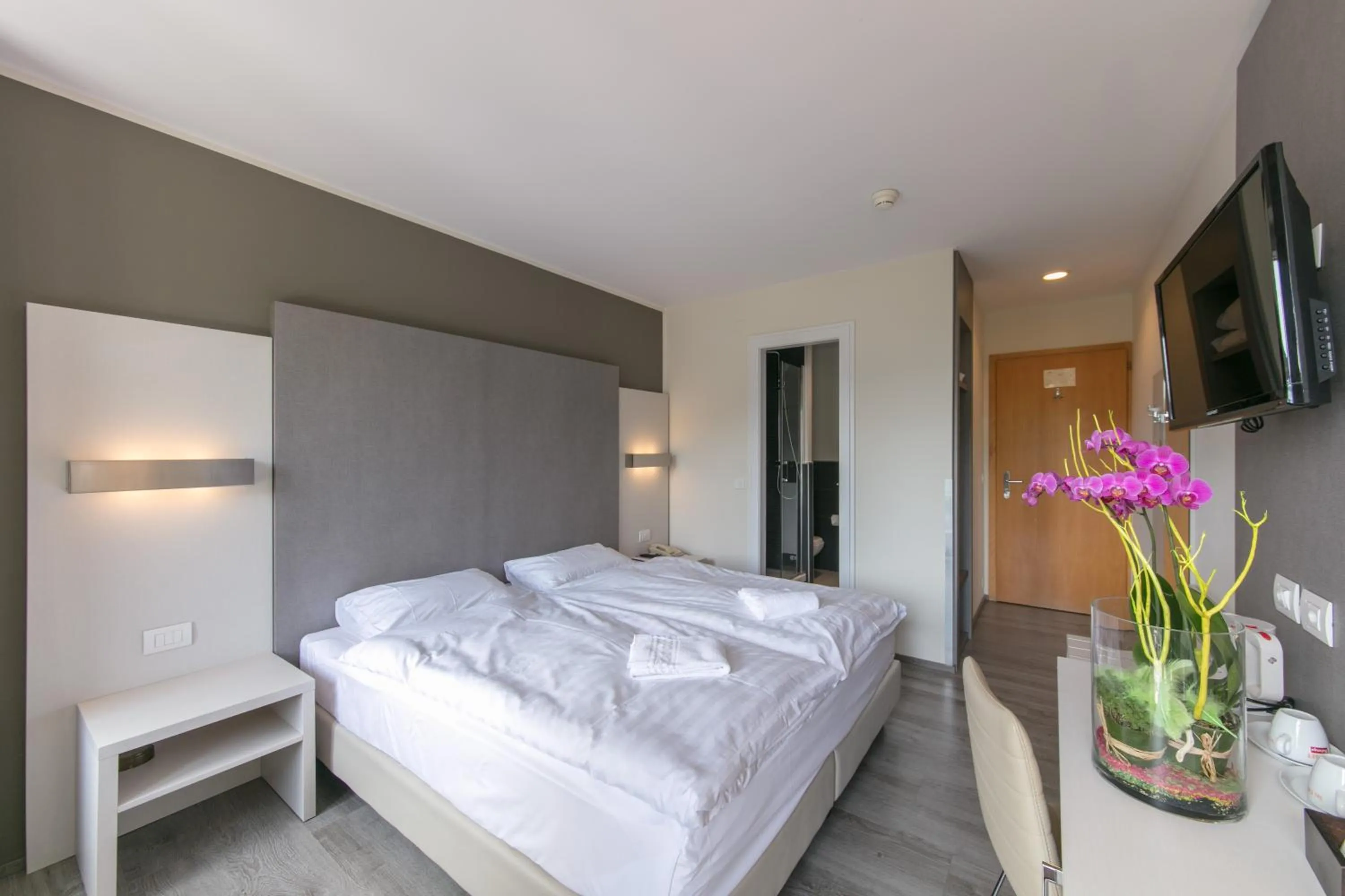 Photo of the whole room, Bed in Hôtel Prealpina