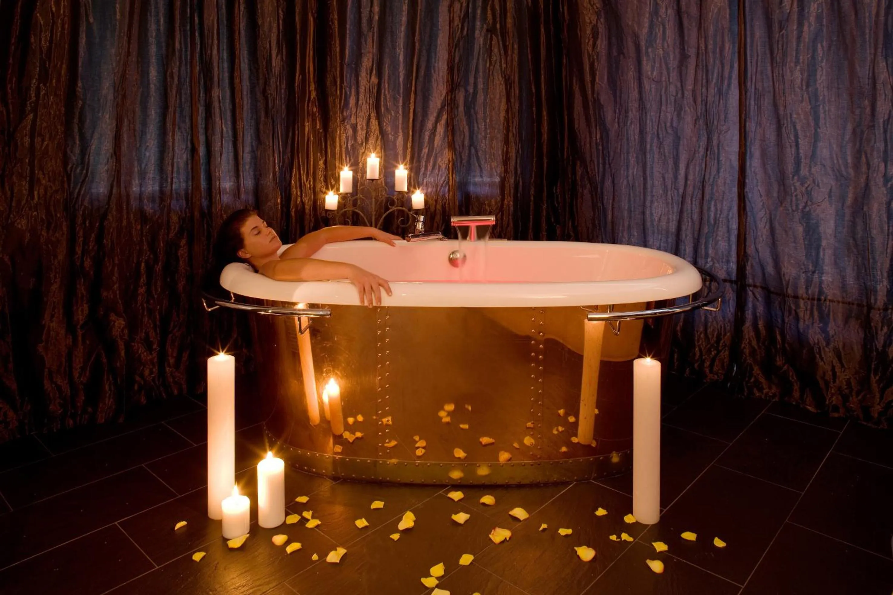 Hot Tub in Le Mirabeau Resort & Spa