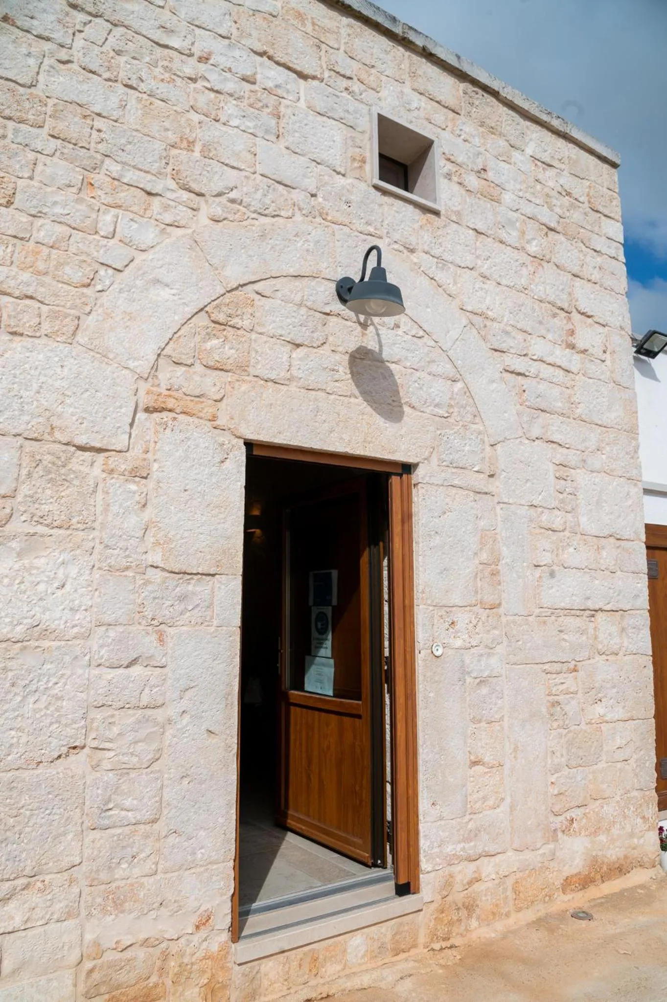 Facade/entrance in B&B Pietra Rosa
