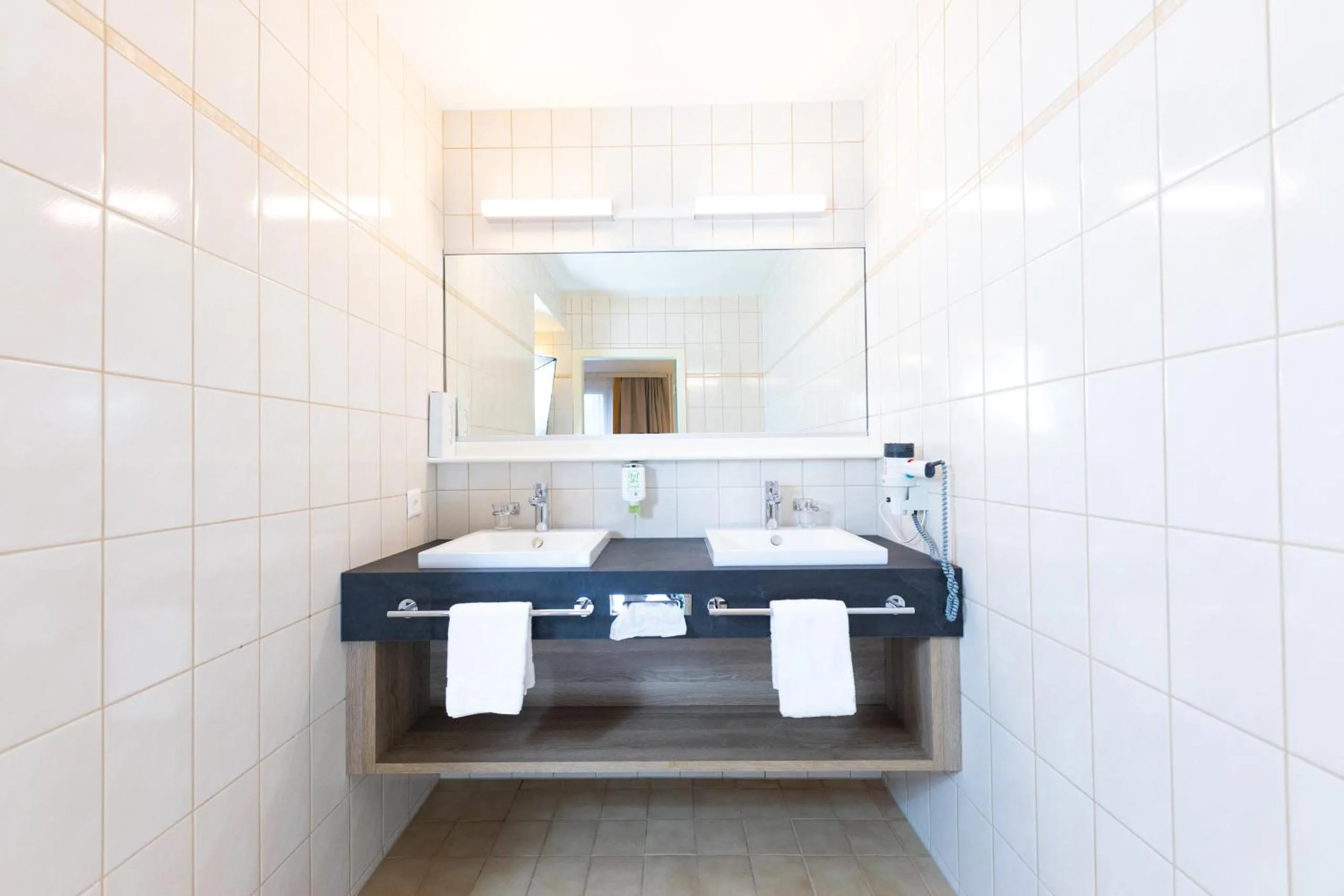 Bathroom, Bed in Hotel Alfa