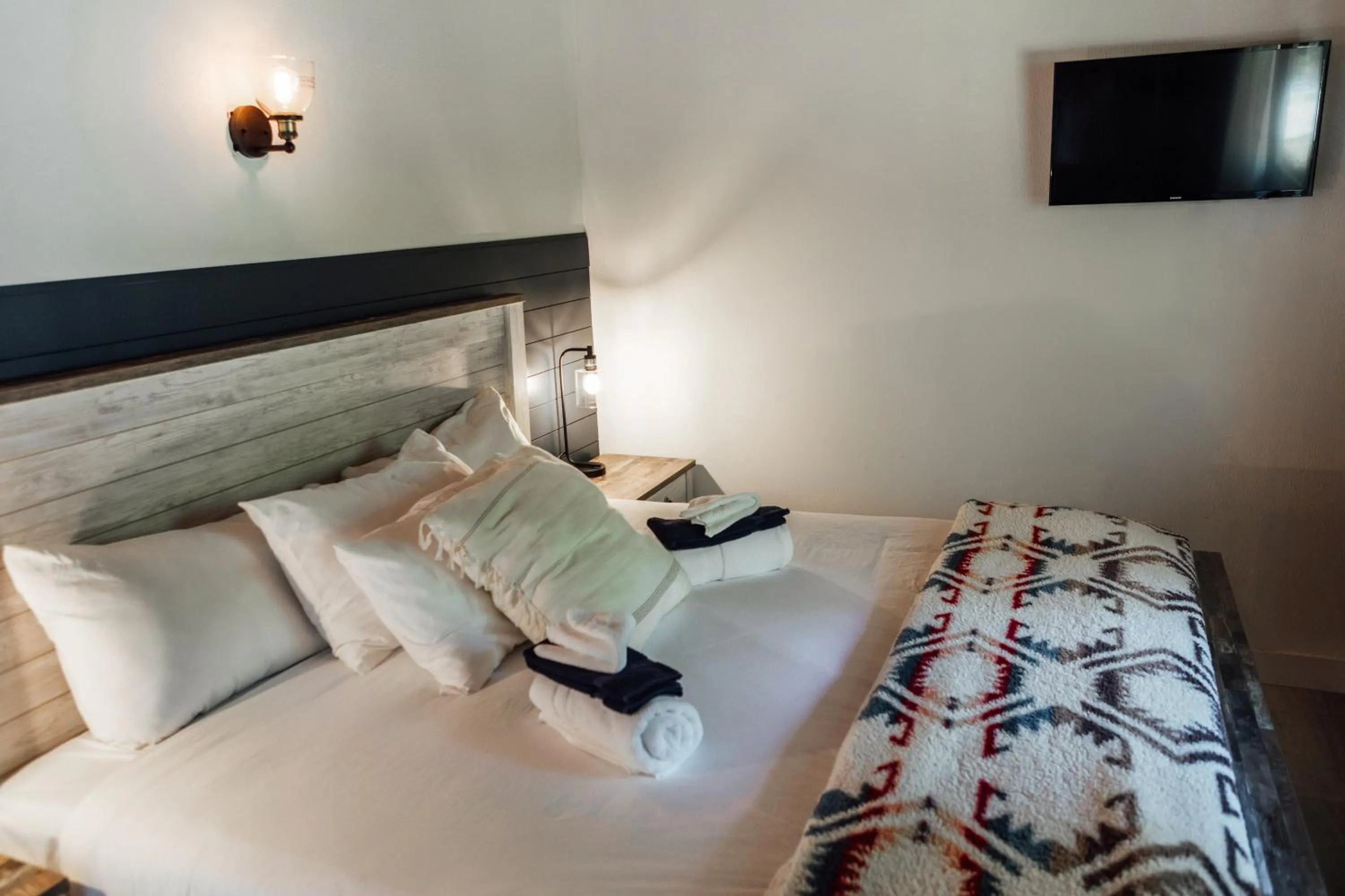 Bedroom, Bed in Pacific Dunes Resort