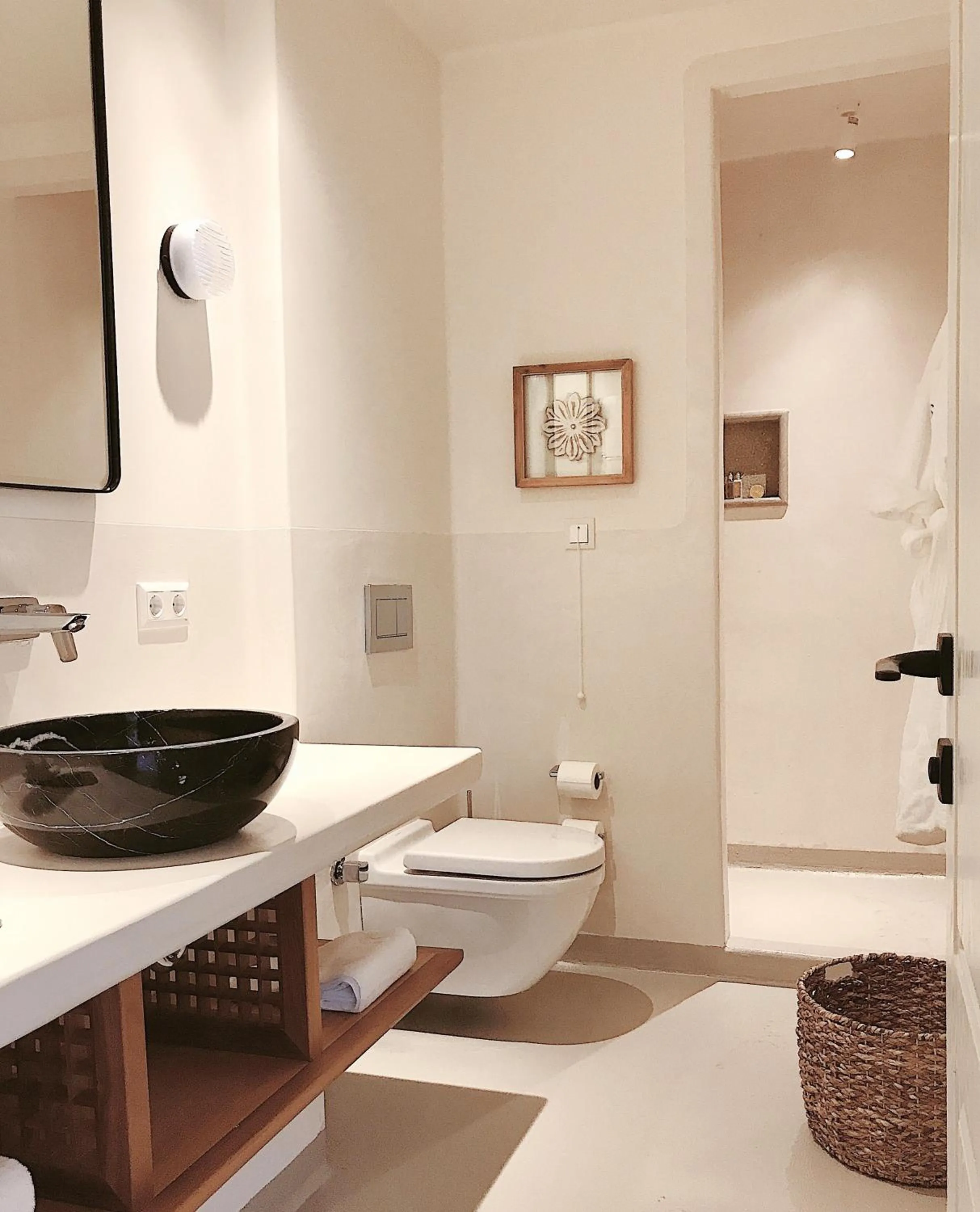 Toilet in Pilos Suites