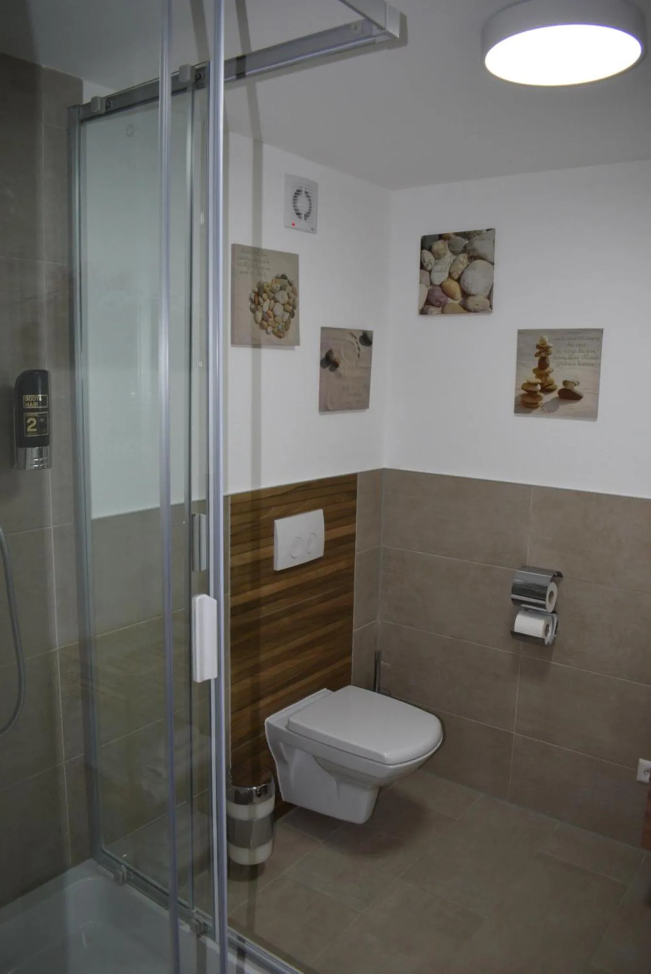 Shower in Apartments mit Klimaanlage am Neckarufer, Schöne Aussicht