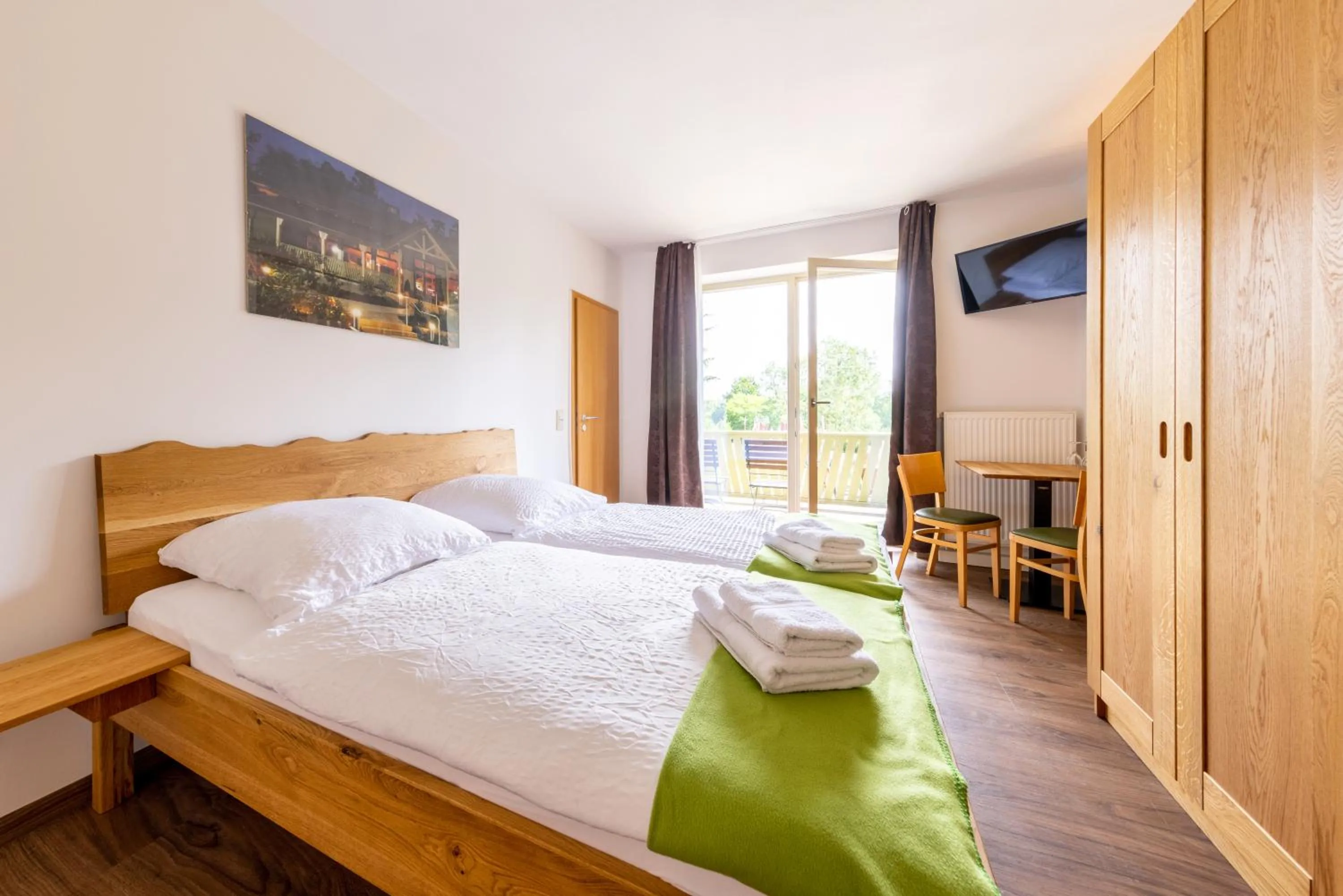 Staff, Bed in Forsthaus Thiemsburg im Nationalpark Hainich