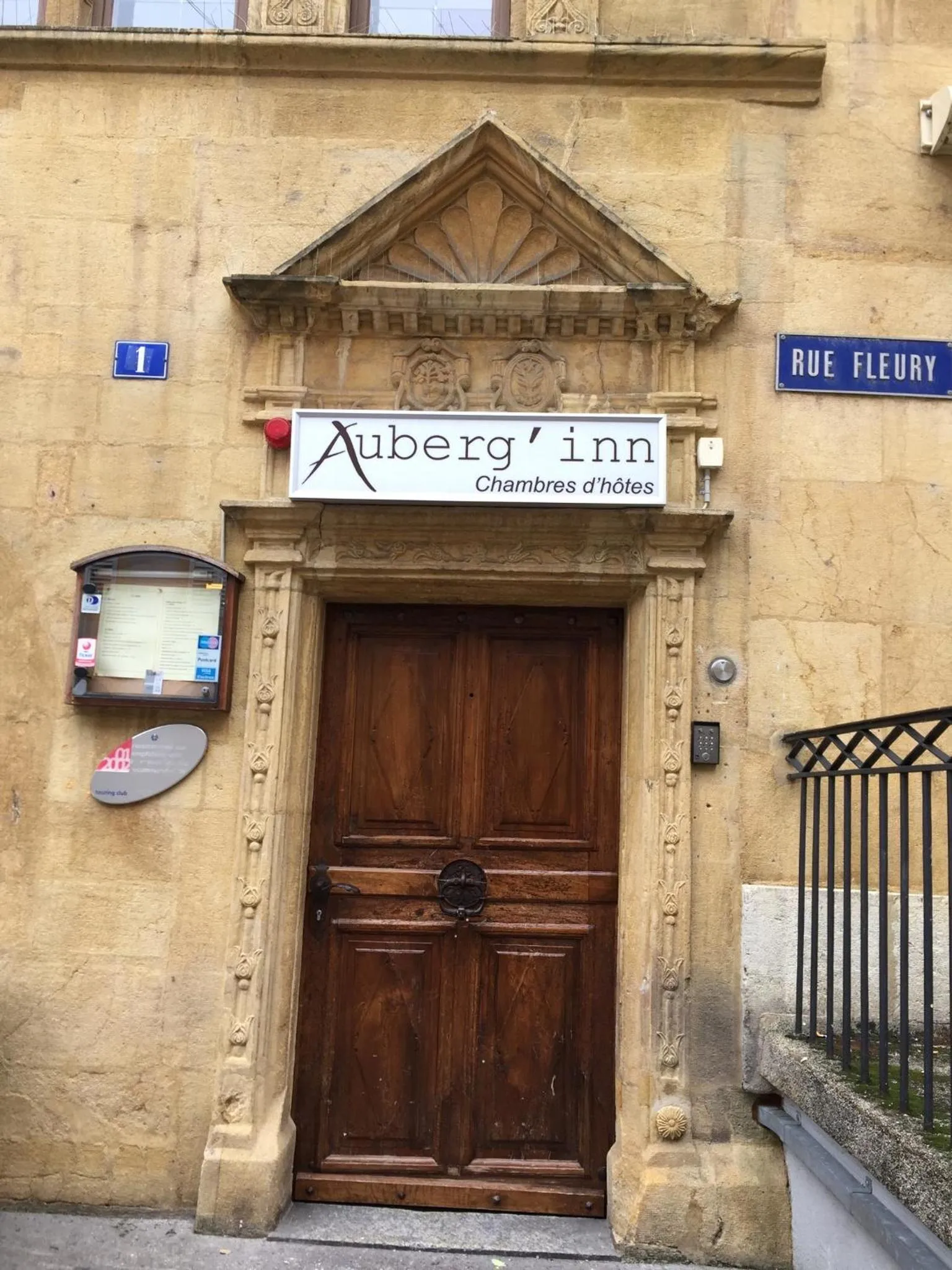 Facade/entrance in Aux chambres du Banneret