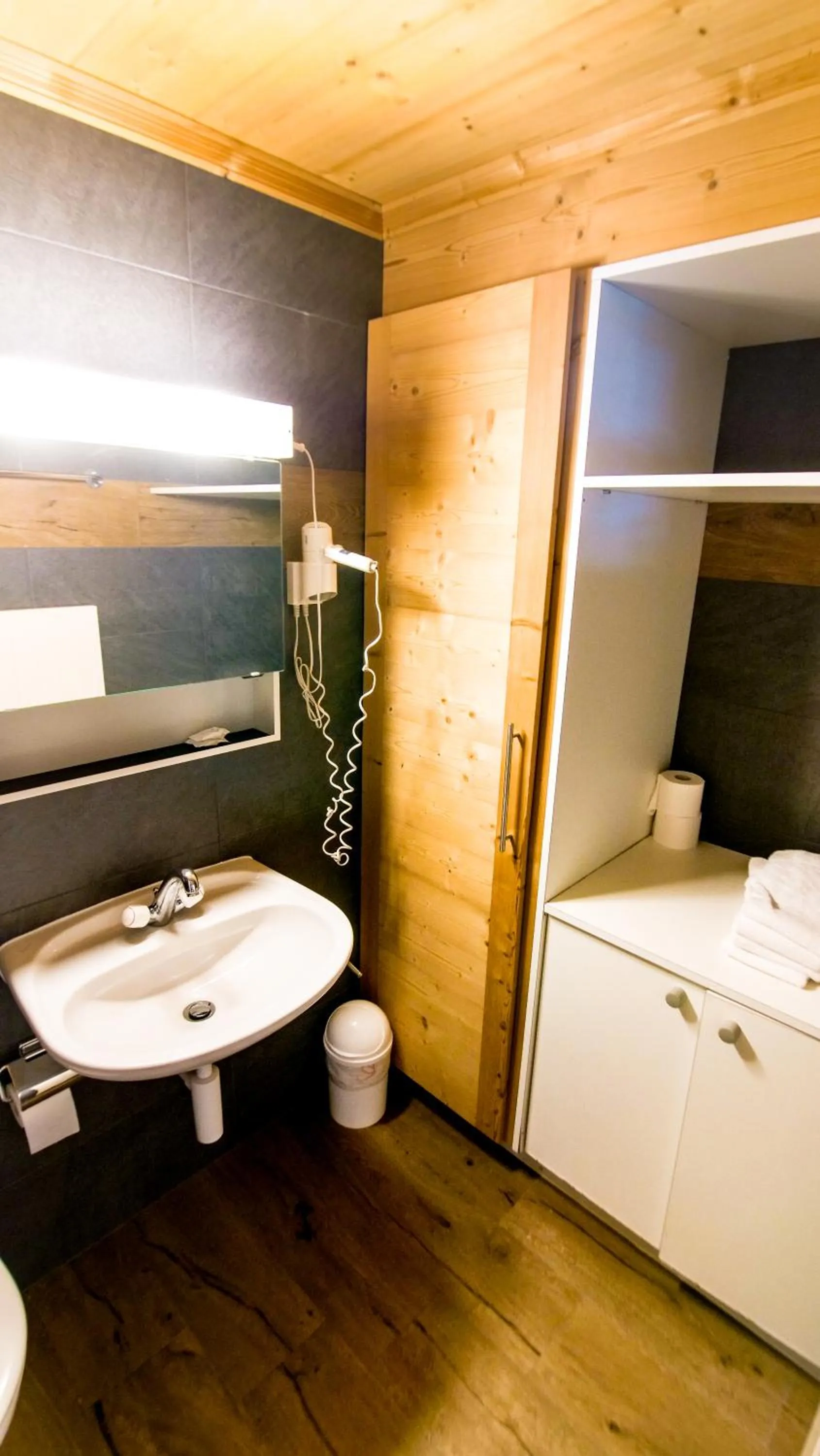 Bathroom, Bed in Hotel Central Résidence