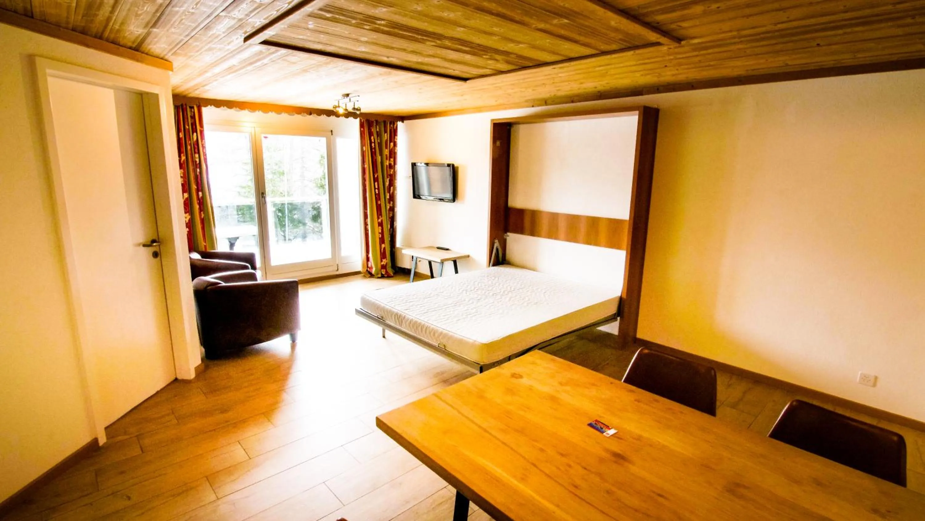 Living room, Bed in Hotel Central Résidence