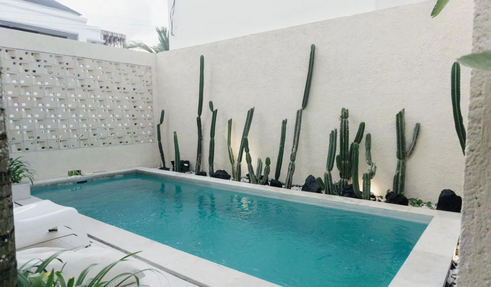 Swimming pool in Escotel Tempekan Guest House