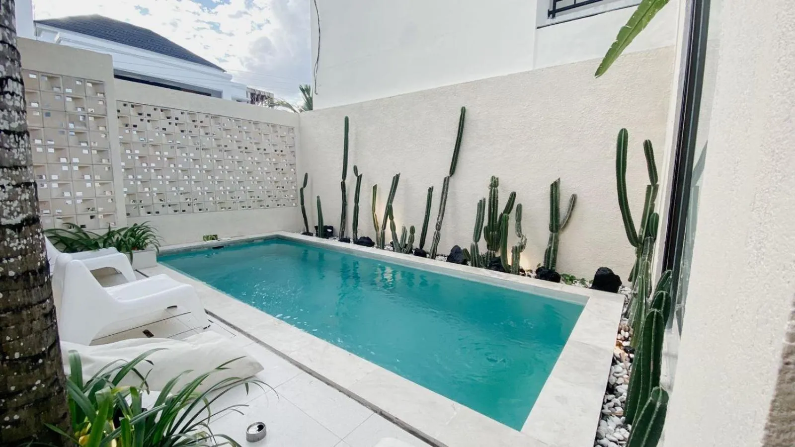 Swimming pool in Escotel Tempekan Guest House