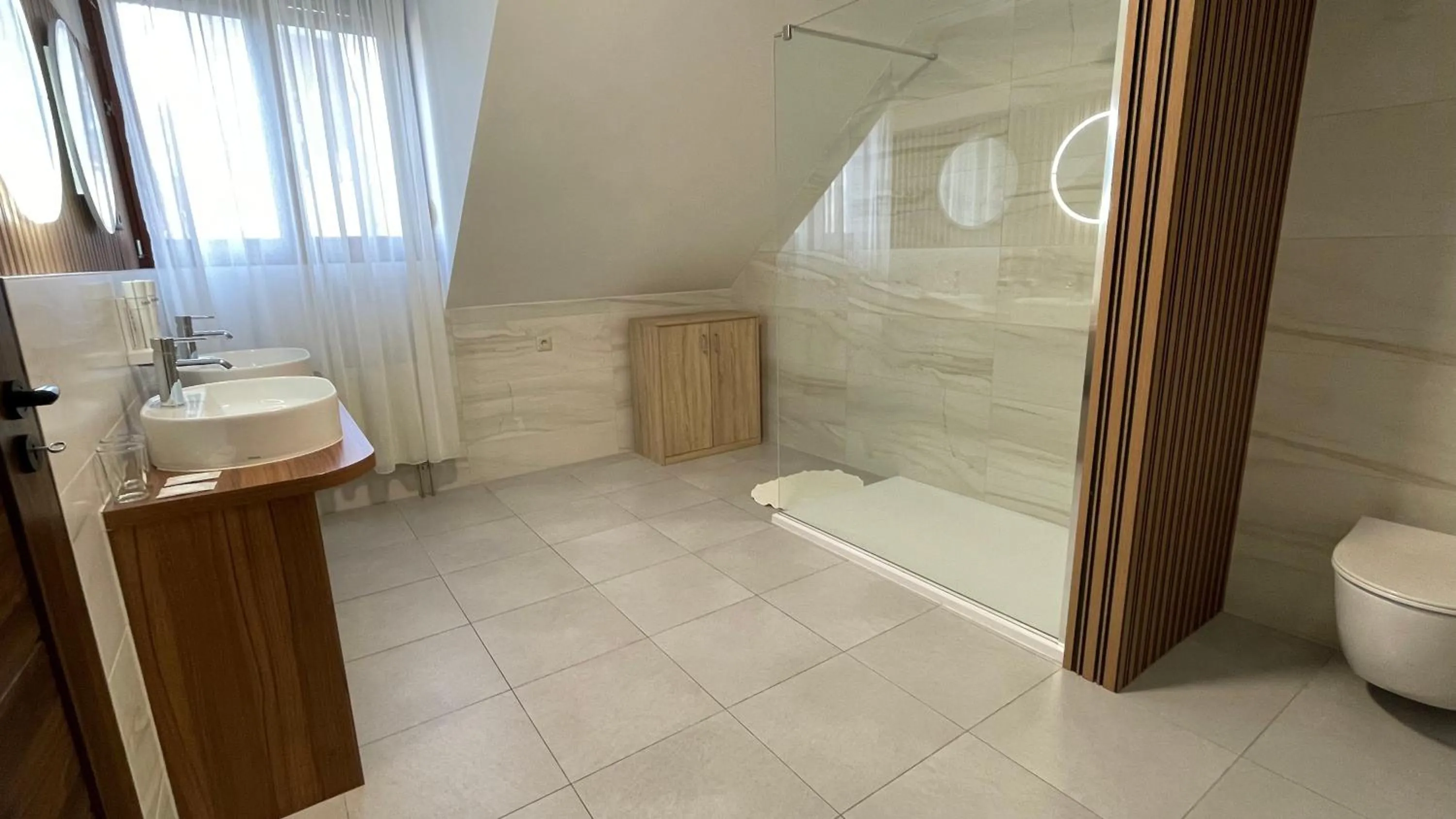 Shower in LONDON Boutique hotel & Restaurant