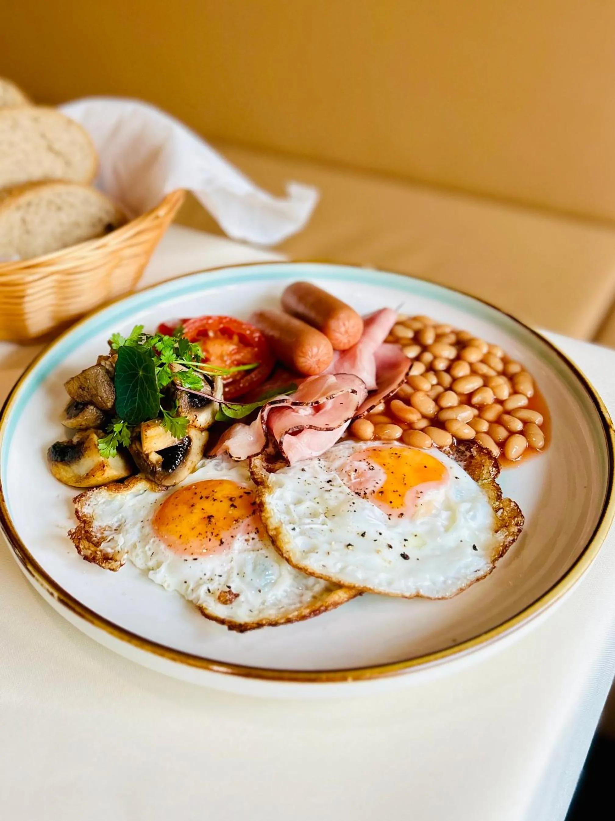 Breakfast in LONDON Boutique hotel & Restaurant