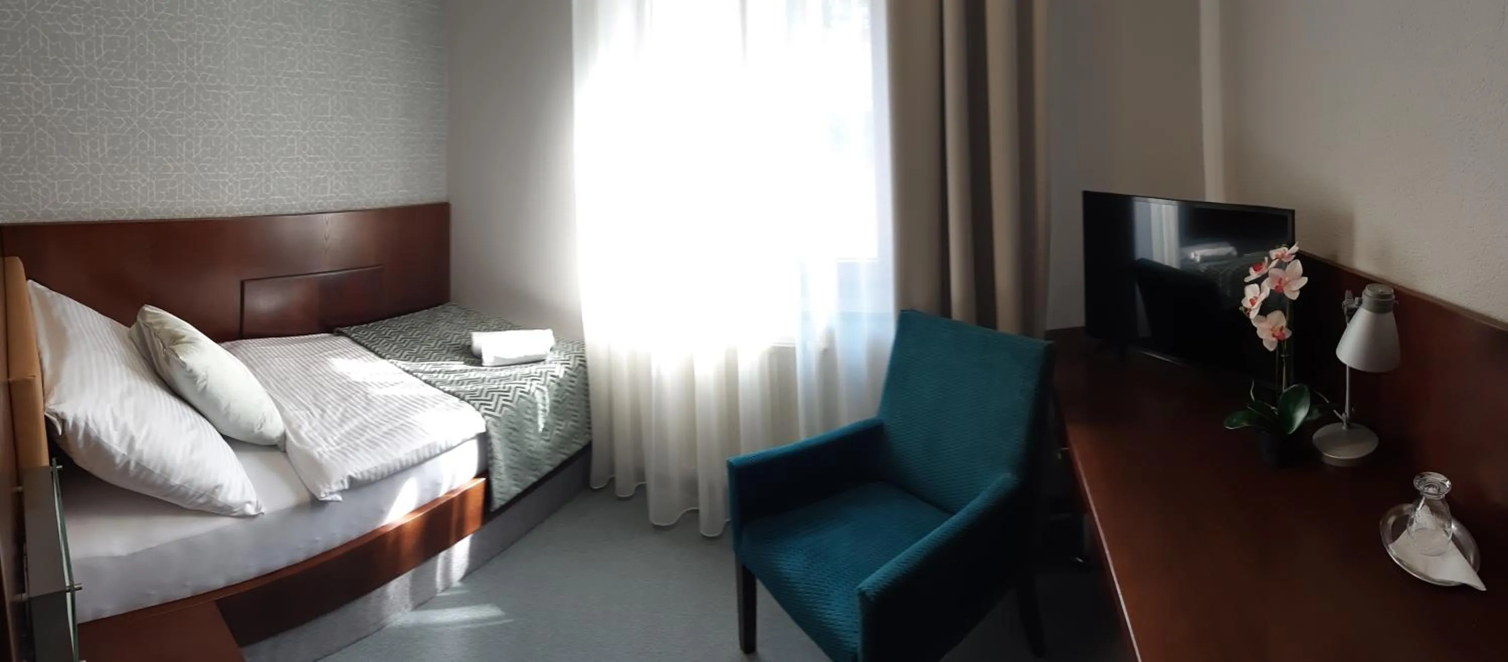 Photo of the whole room, Bed in LONDON Boutique hotel & Restaurant