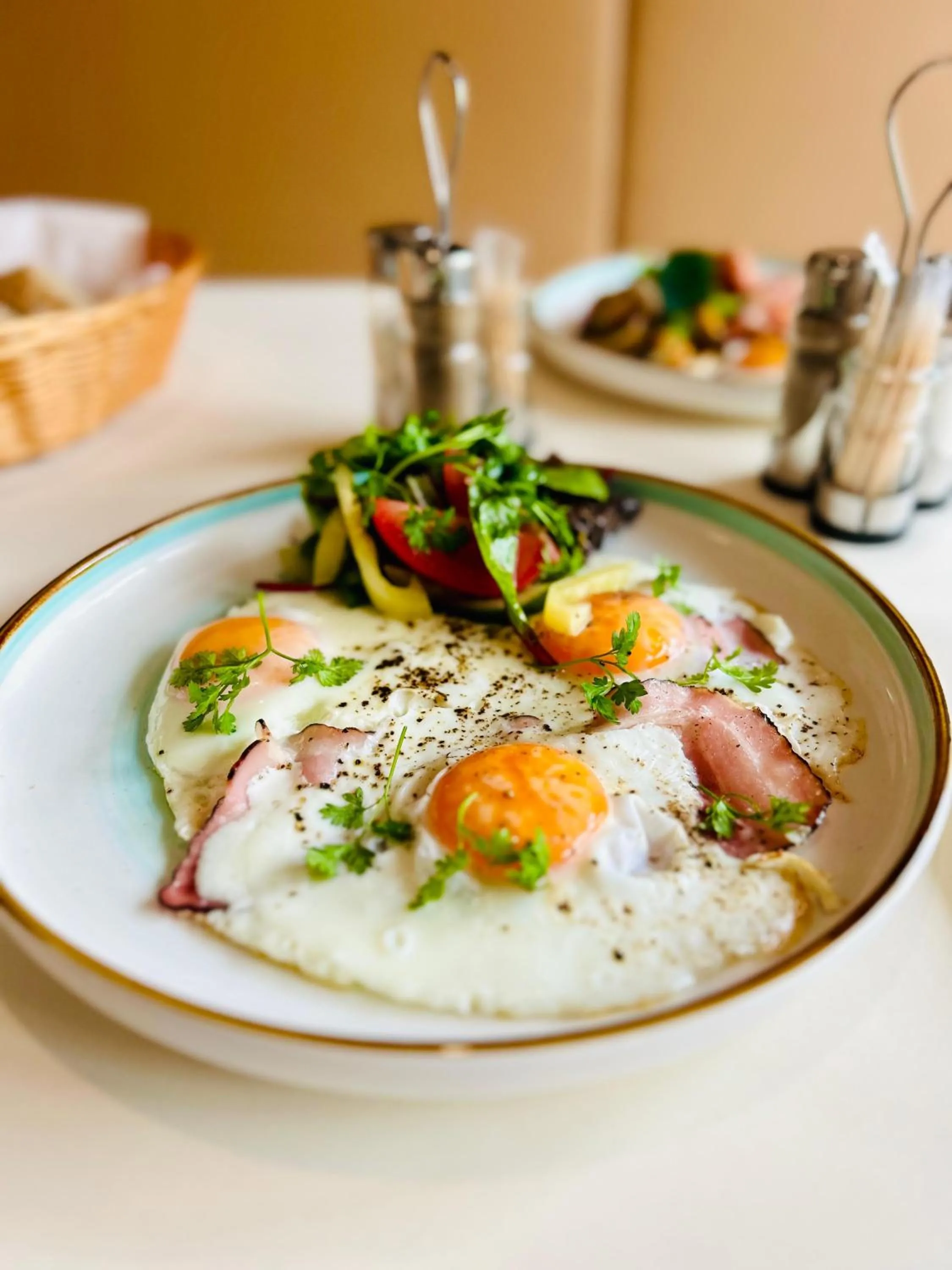 Breakfast in LONDON Boutique hotel & Restaurant