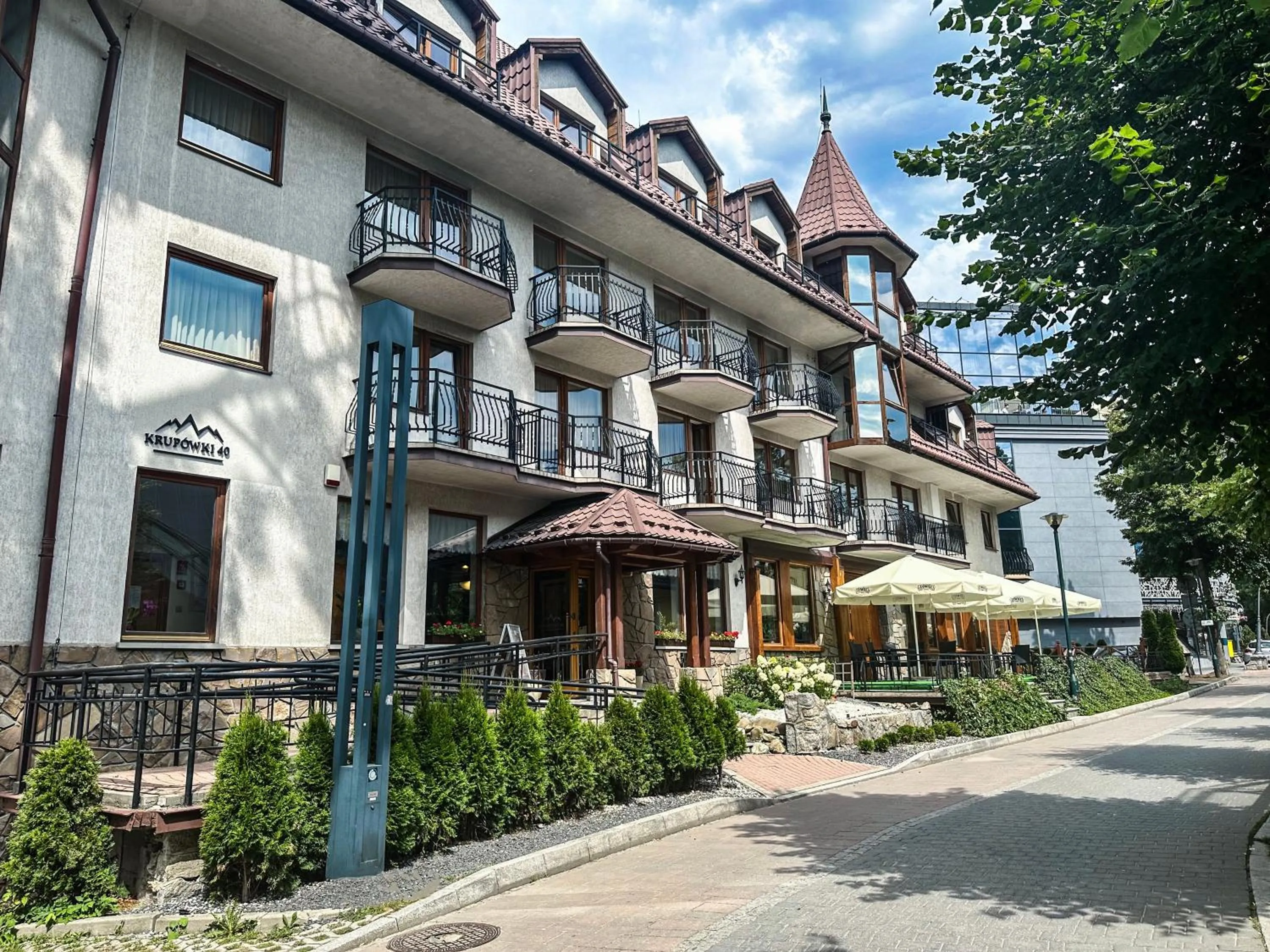 Property building in Krupówki 40