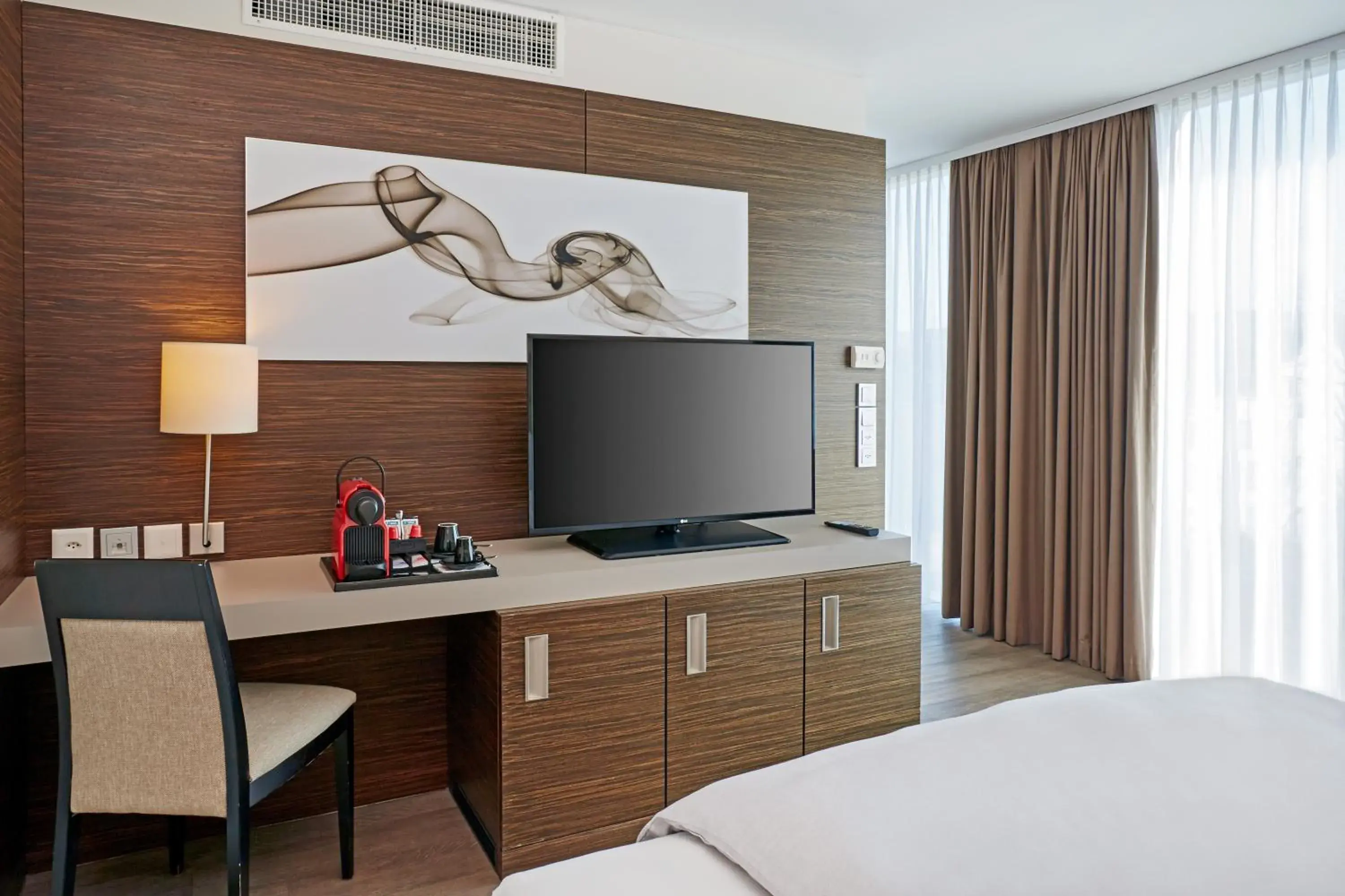 TV and multimedia, Bed in H4 Hotel Solothurn TV and multimedia, Bed in H4 Hotel Solothurn