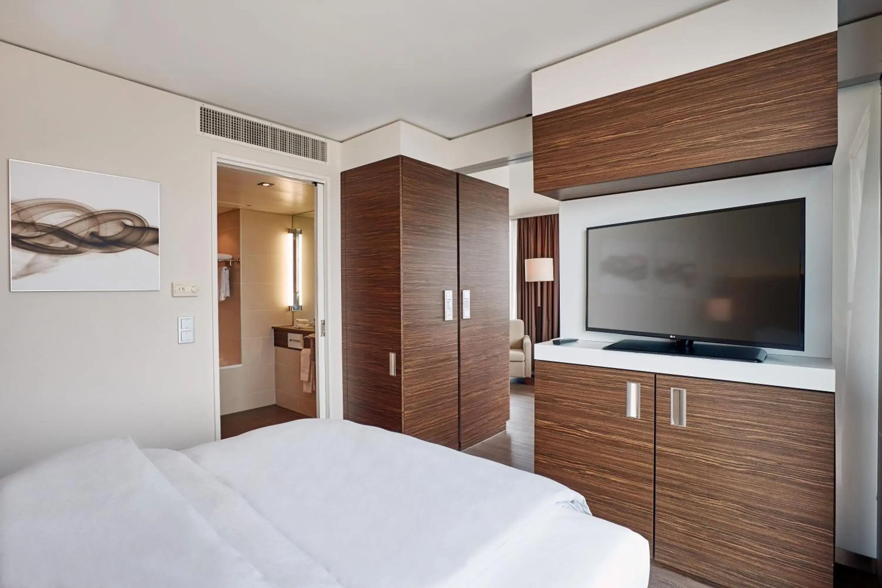 TV and multimedia, Bed in H4 Hotel Solothurn TV and multimedia, Bed in H4 Hotel Solothurn