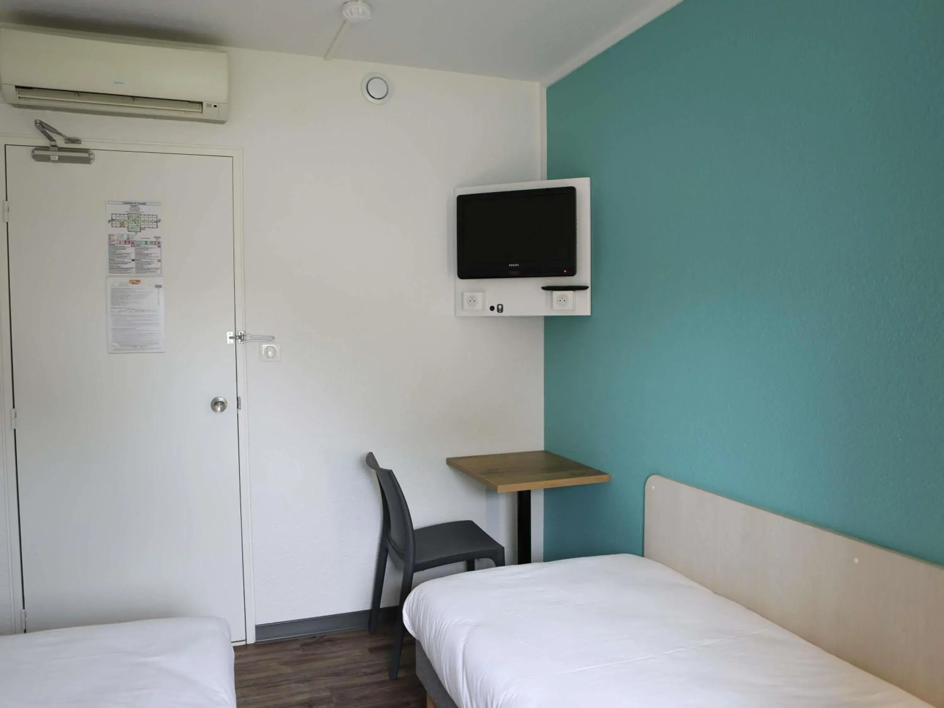 Tandem Room with Shared Bathroom in hotelF1 Orange Centre Echangeur A7 A9 Tandem Room with Shared Bathroom in hotelF1 Orange Centre Echangeur A7 A9