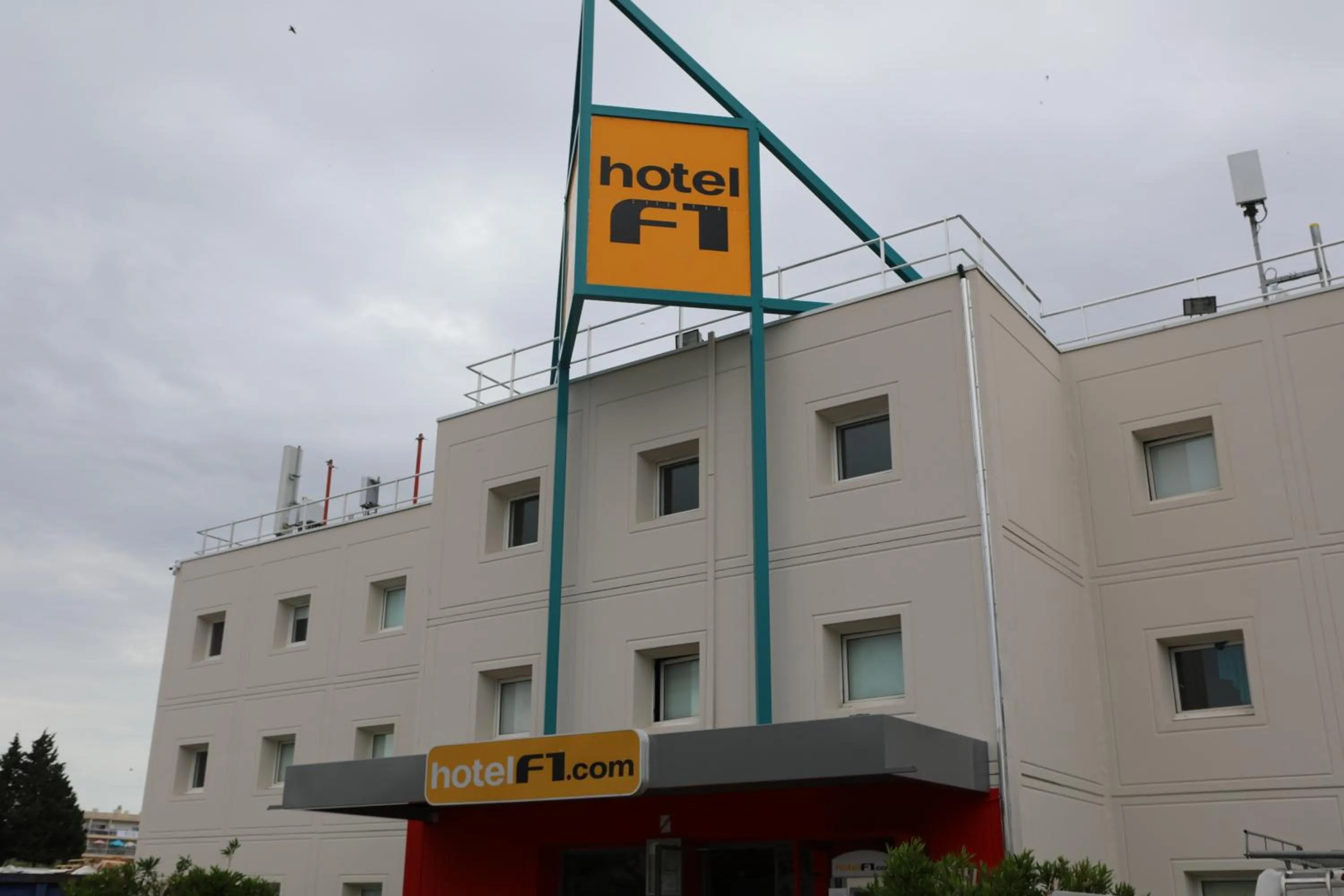 hotelF1 Orange Centre Echangeur A7 A9