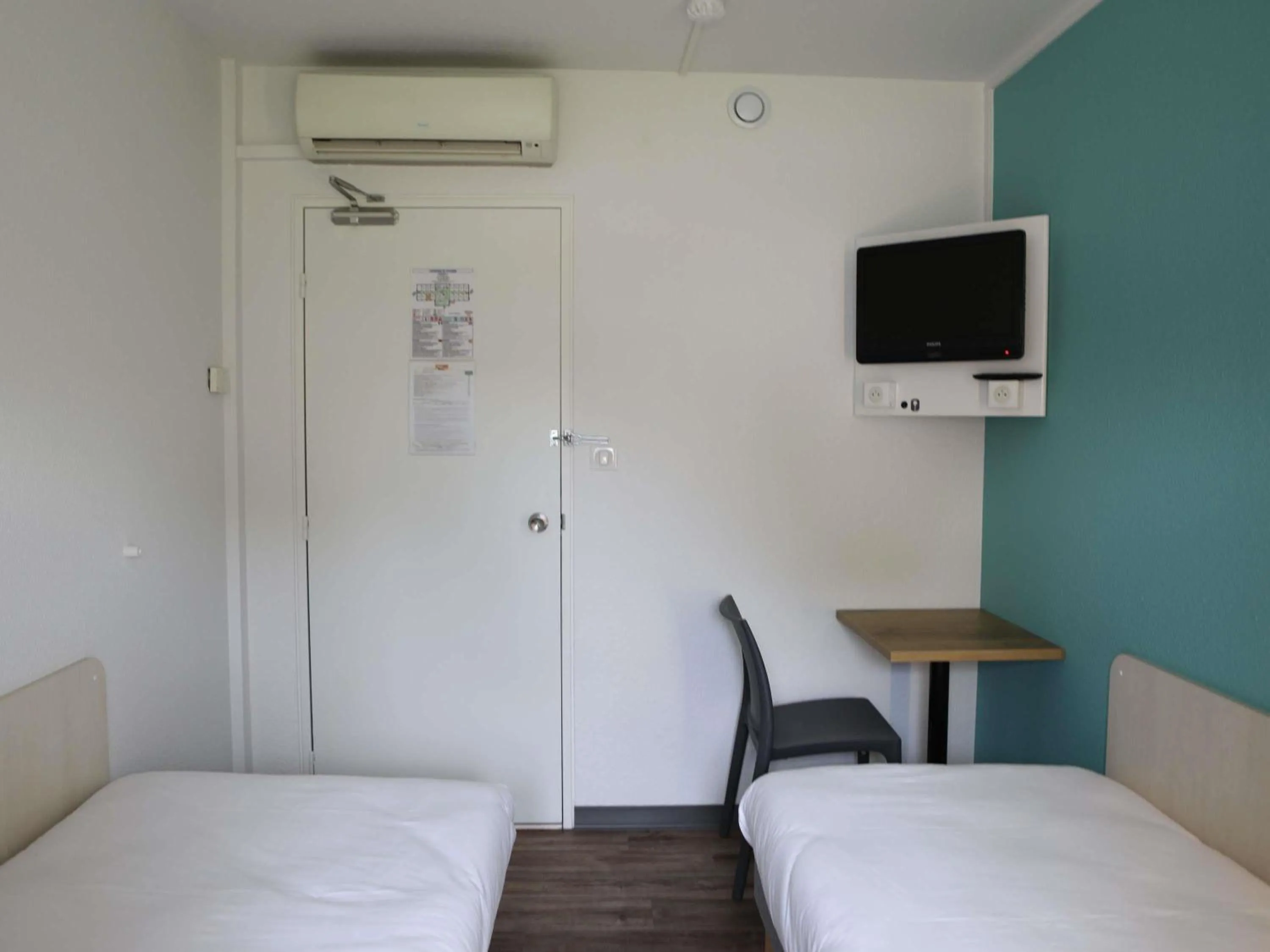 Bedroom, Bed in hotelF1 Orange Centre Echangeur A7 A9