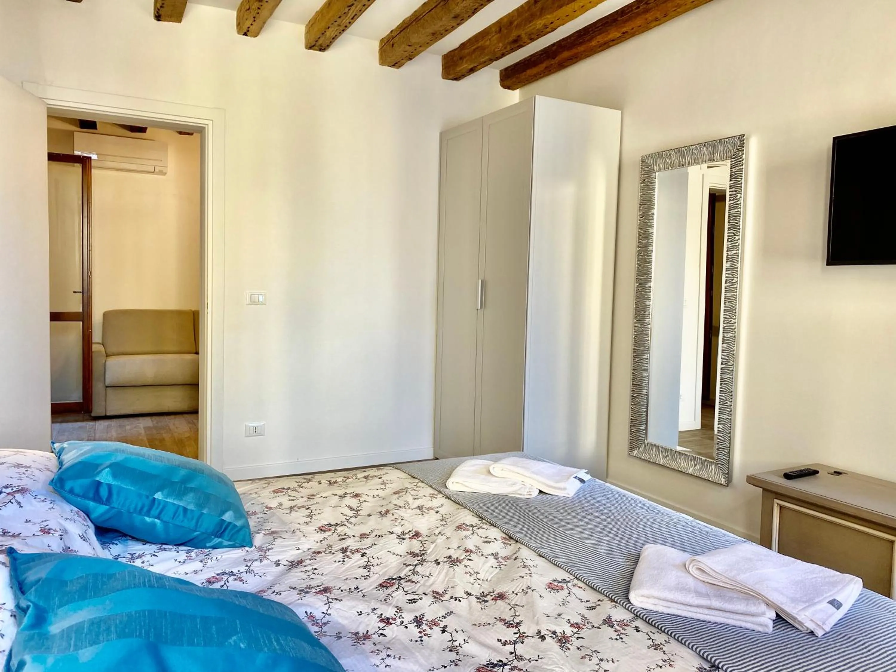 TV and multimedia, Bed in Suite House 4343 apartments