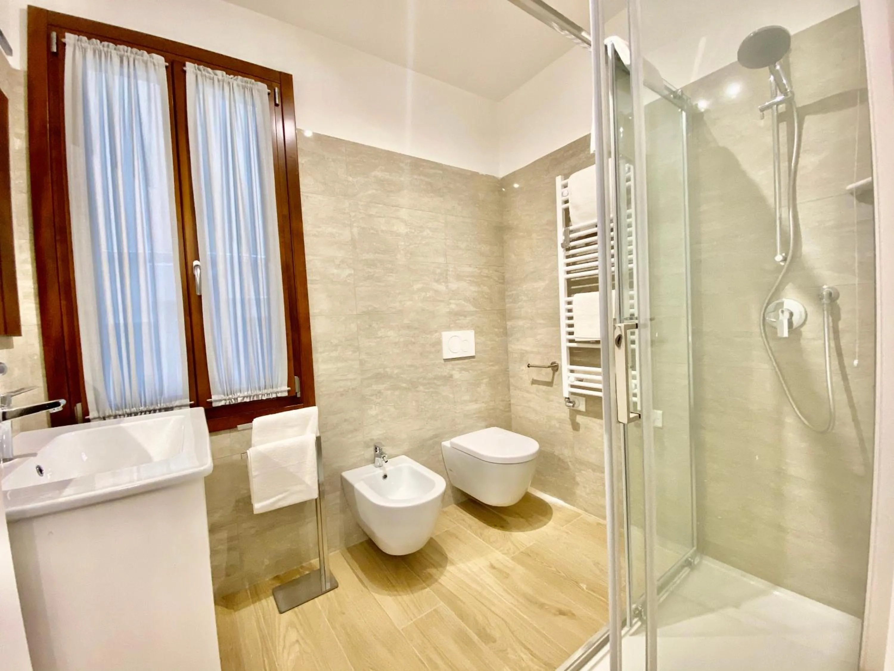 Shower in Suite House 4343 apartments