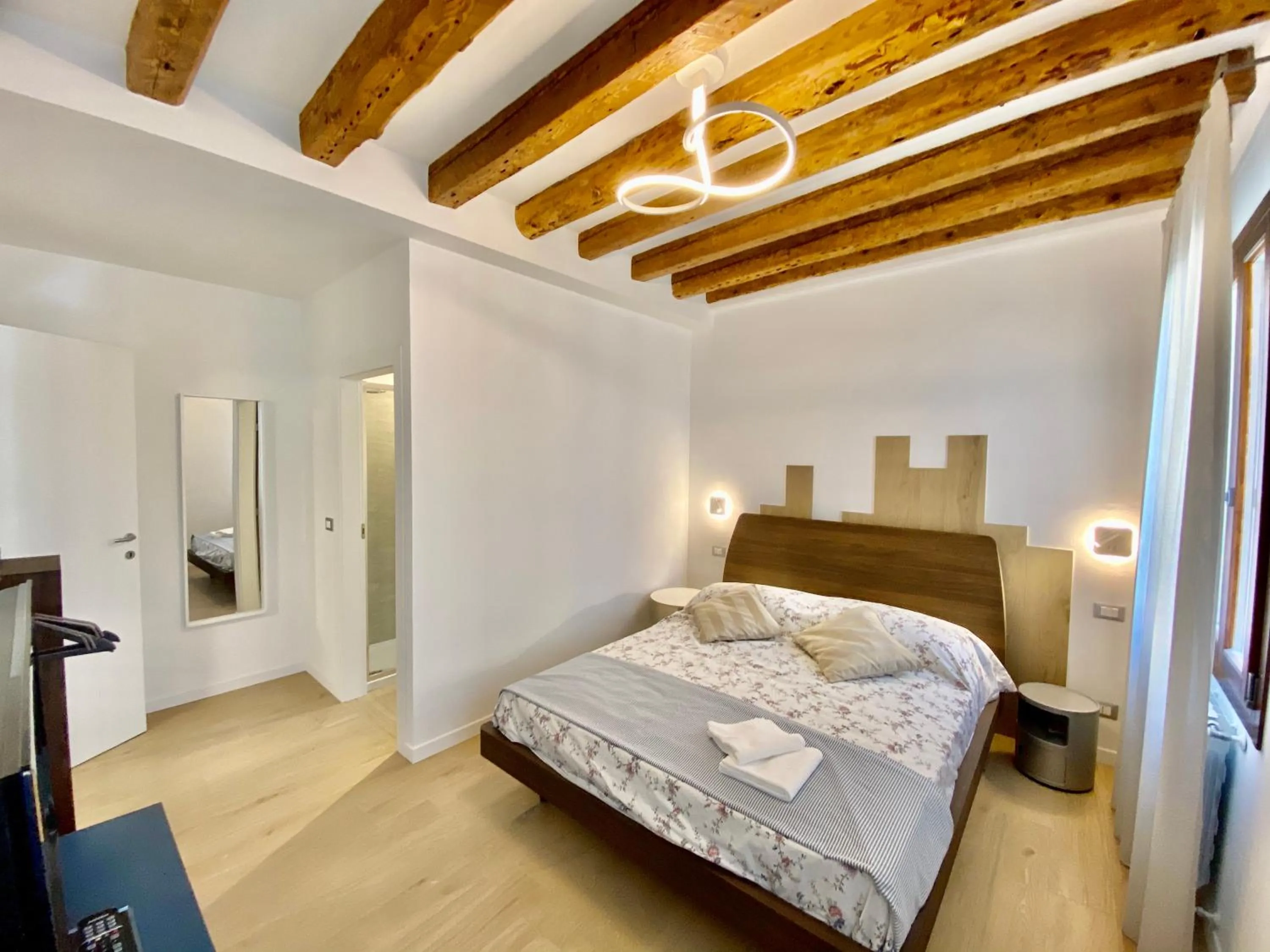 Photo of the whole room, Bed in Suite House 4343 apartments