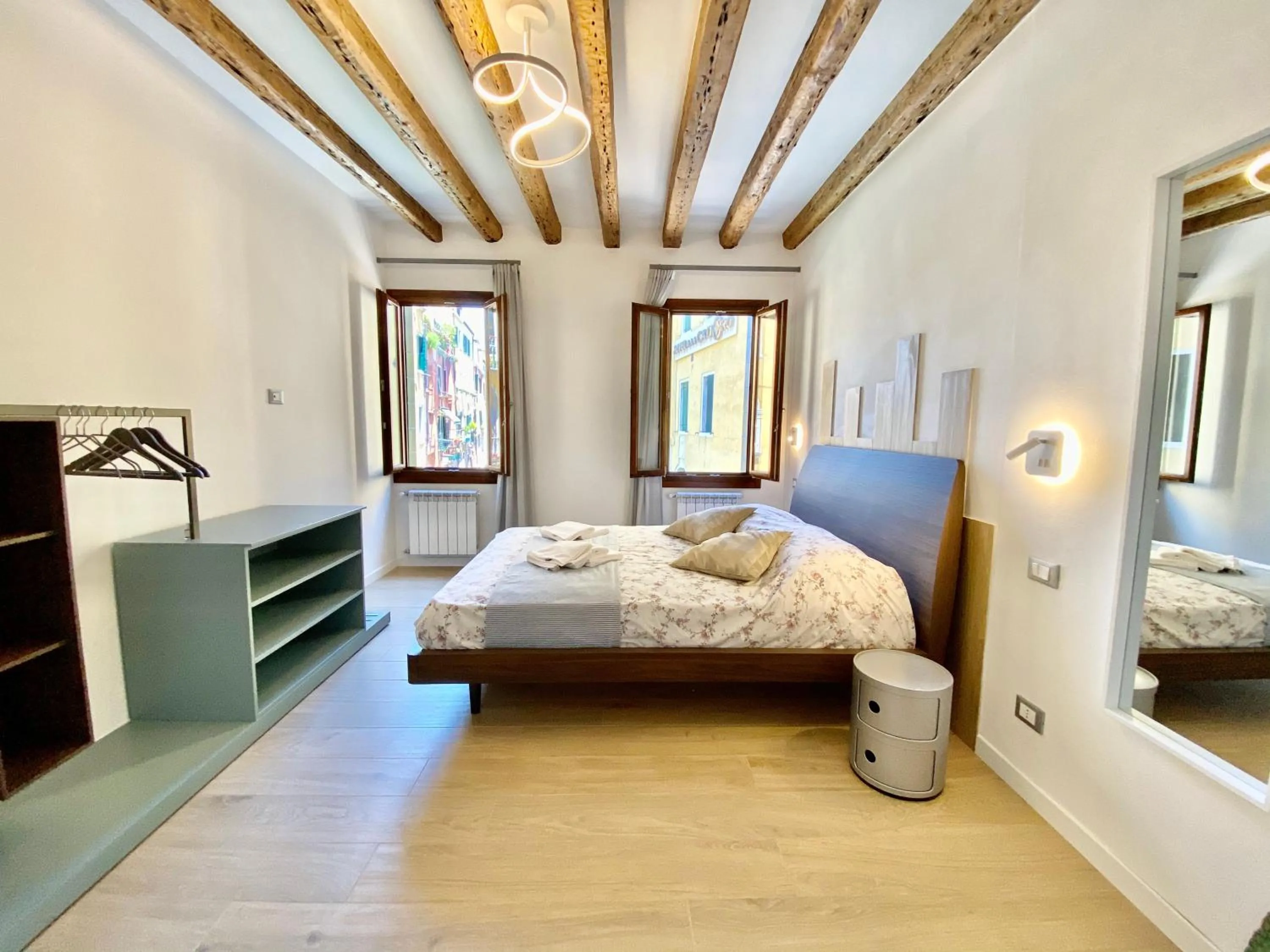 Photo of the whole room, Bed in Suite House 4343 apartments