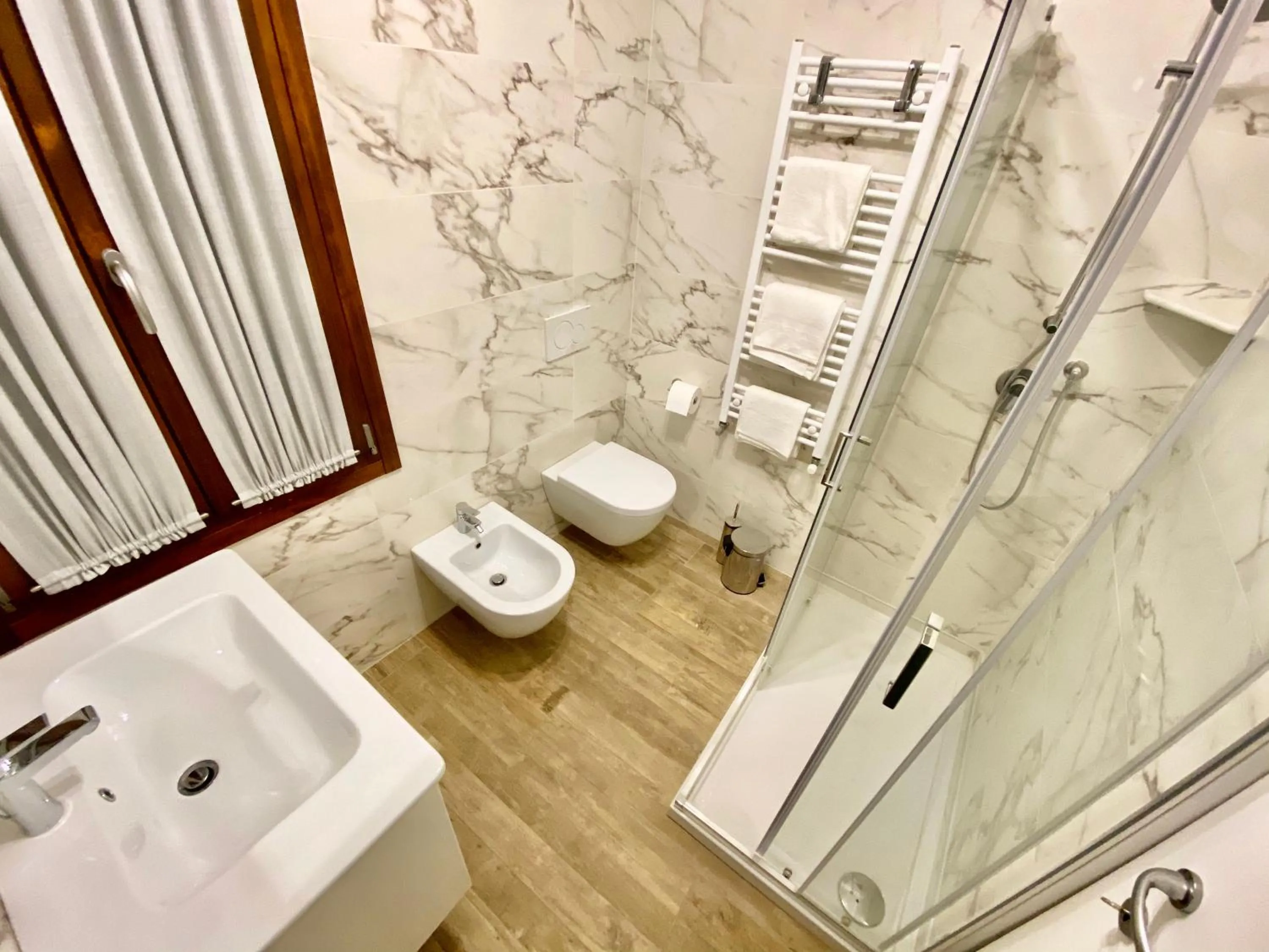 Shower in Suite House 4343 apartments
