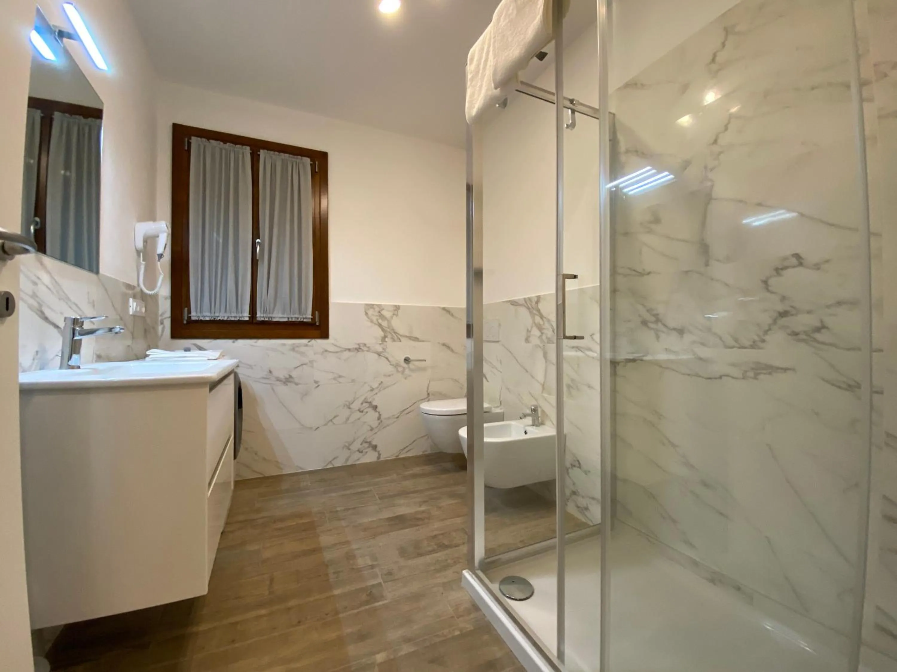Bathroom in Suite House 4343 apartments