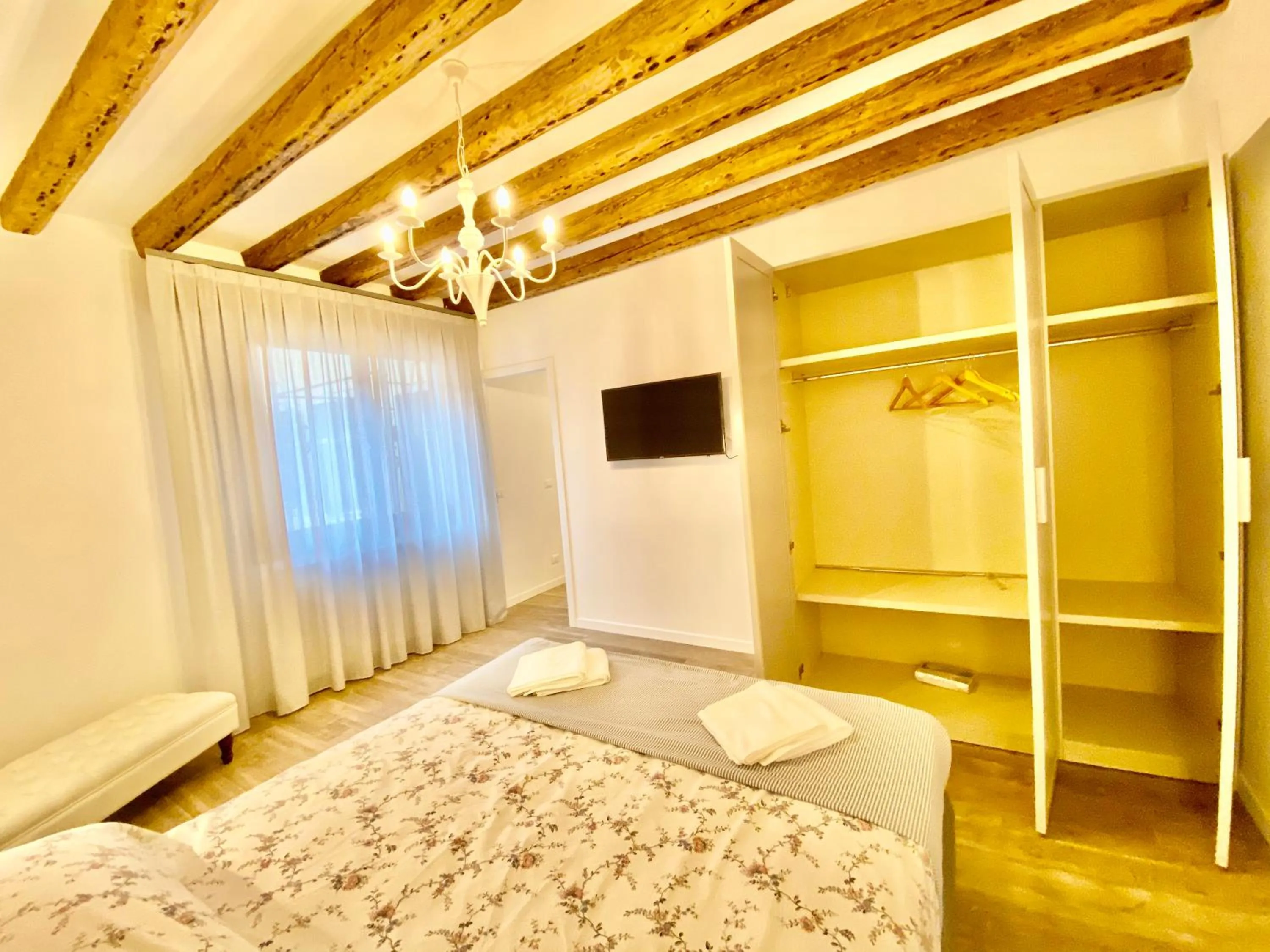 Bed in Suite House 4343 apartments
