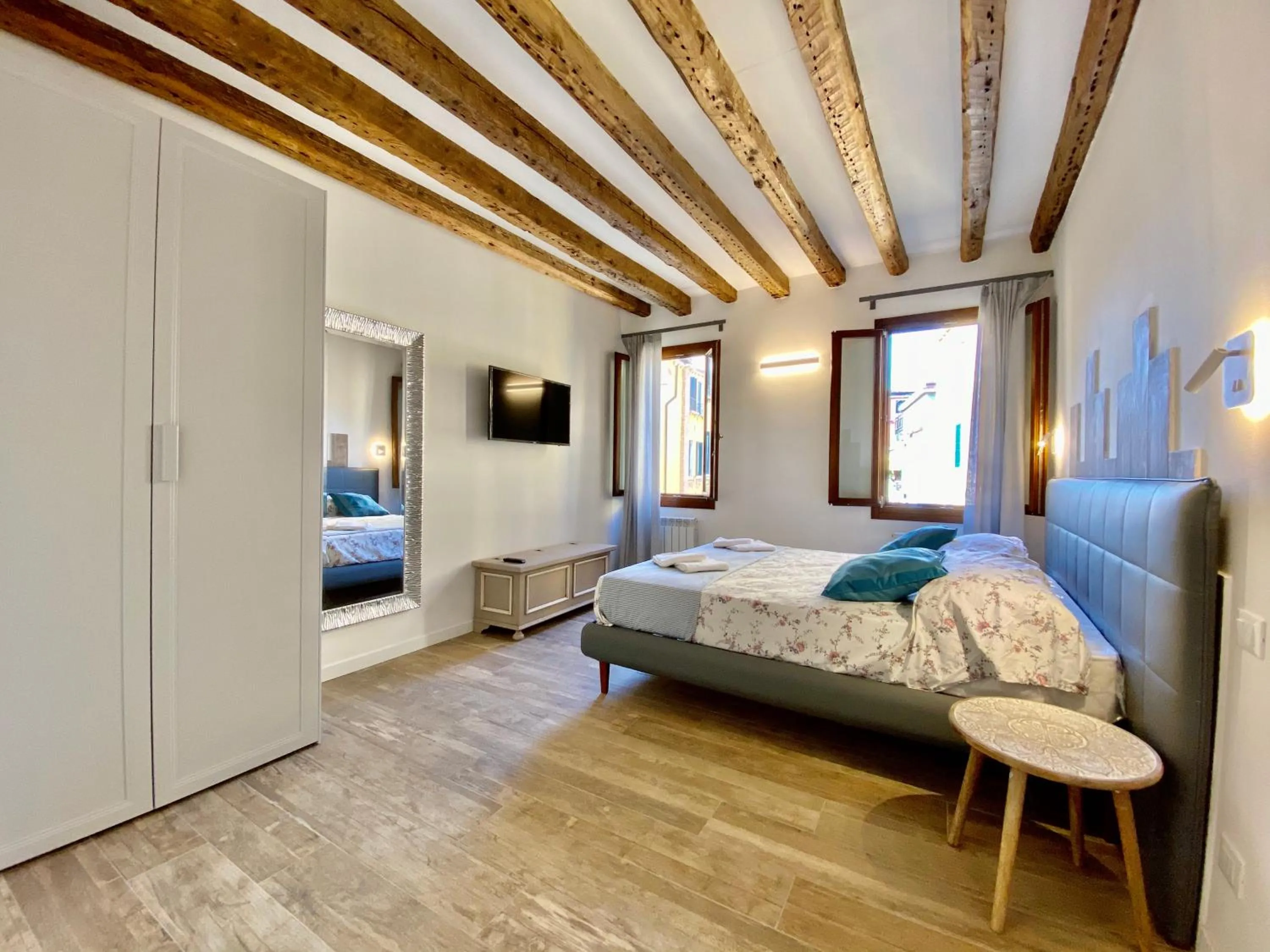 Bedroom, Bed in Suite House 4343 apartments