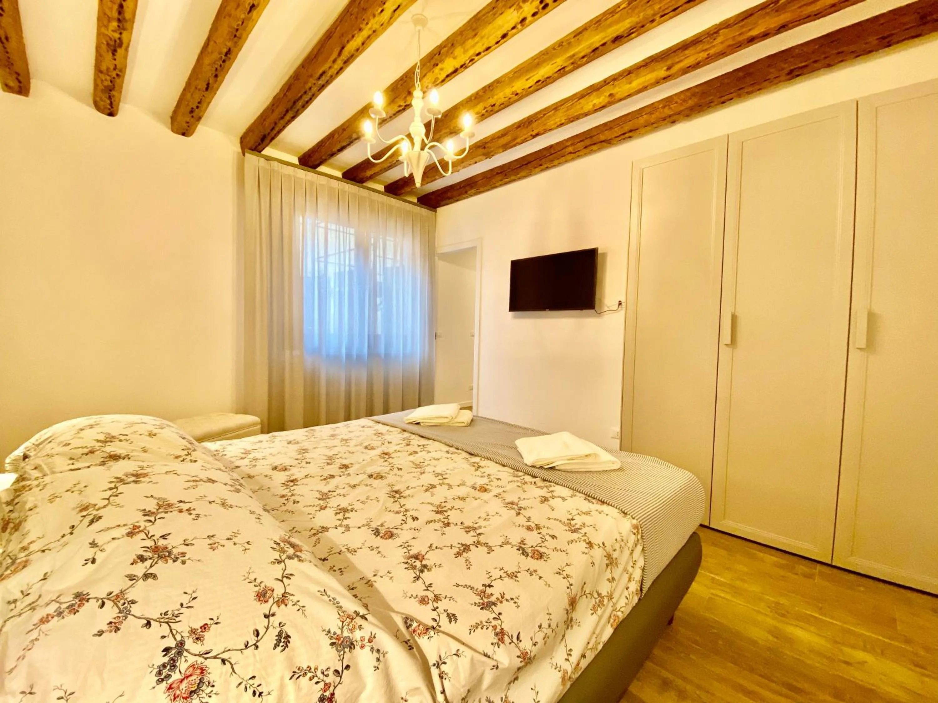 Bed in Suite House 4343 apartments