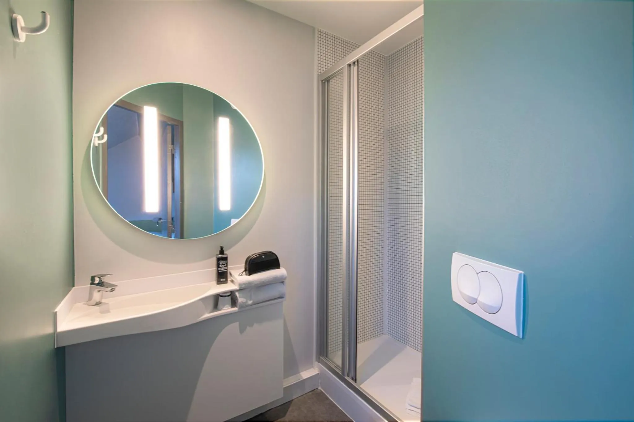 Bathroom in ibis budget Grenoble Voreppe