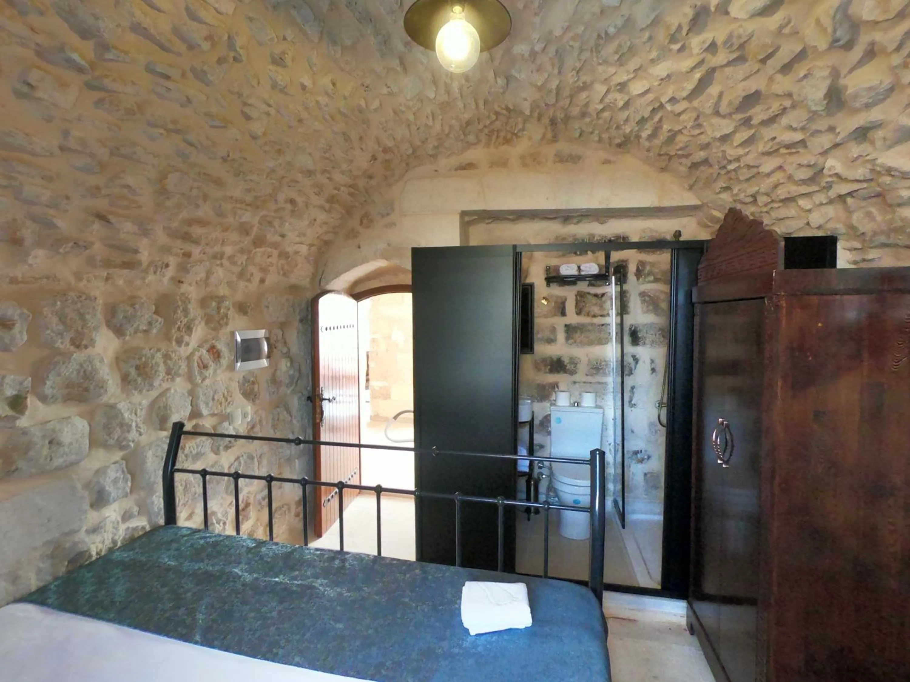 Photo of the whole room, Bed in AĞAOĞLU HAN OTEL