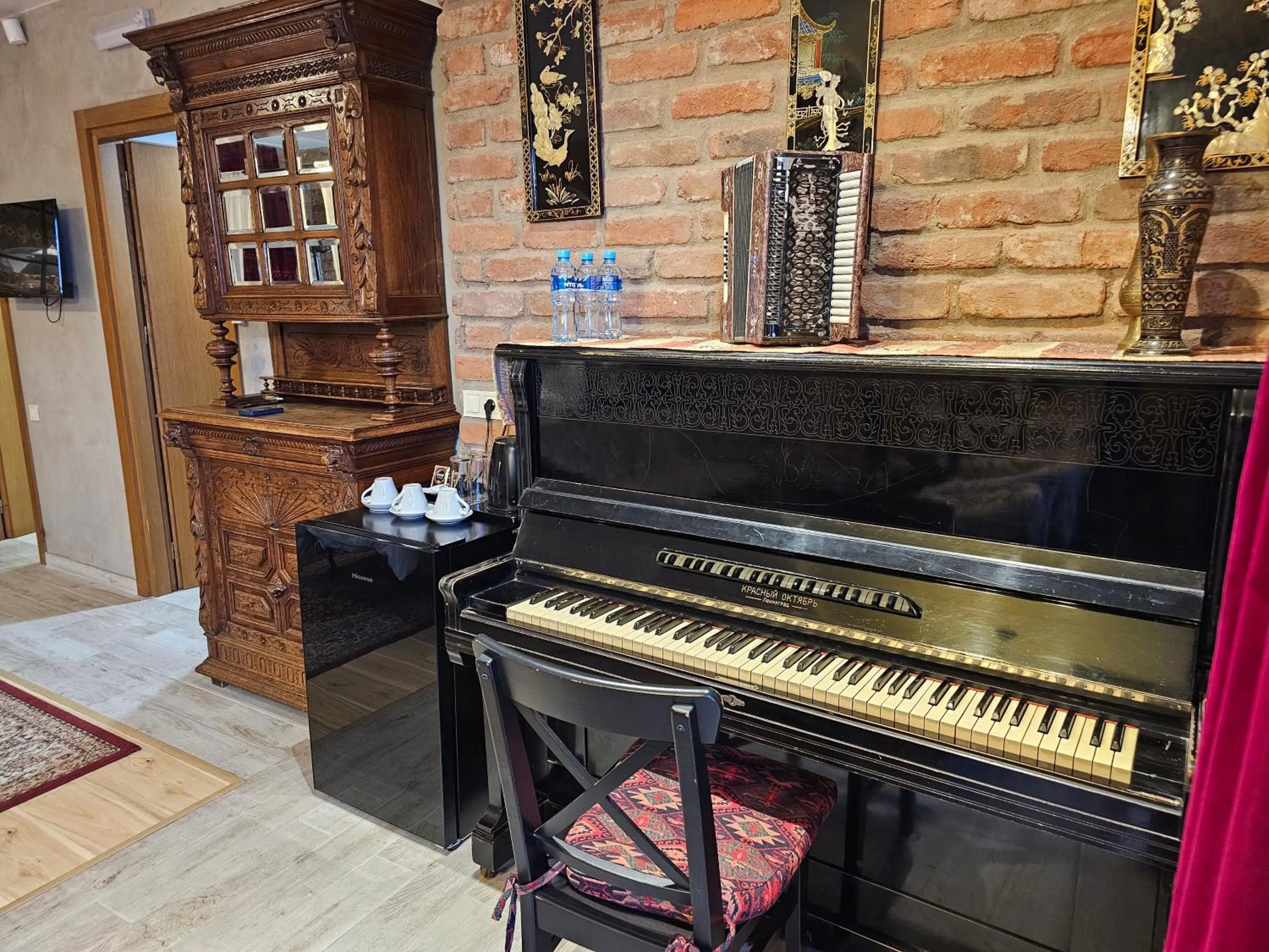 TV and multimedia in Brooch Boutique Hotel