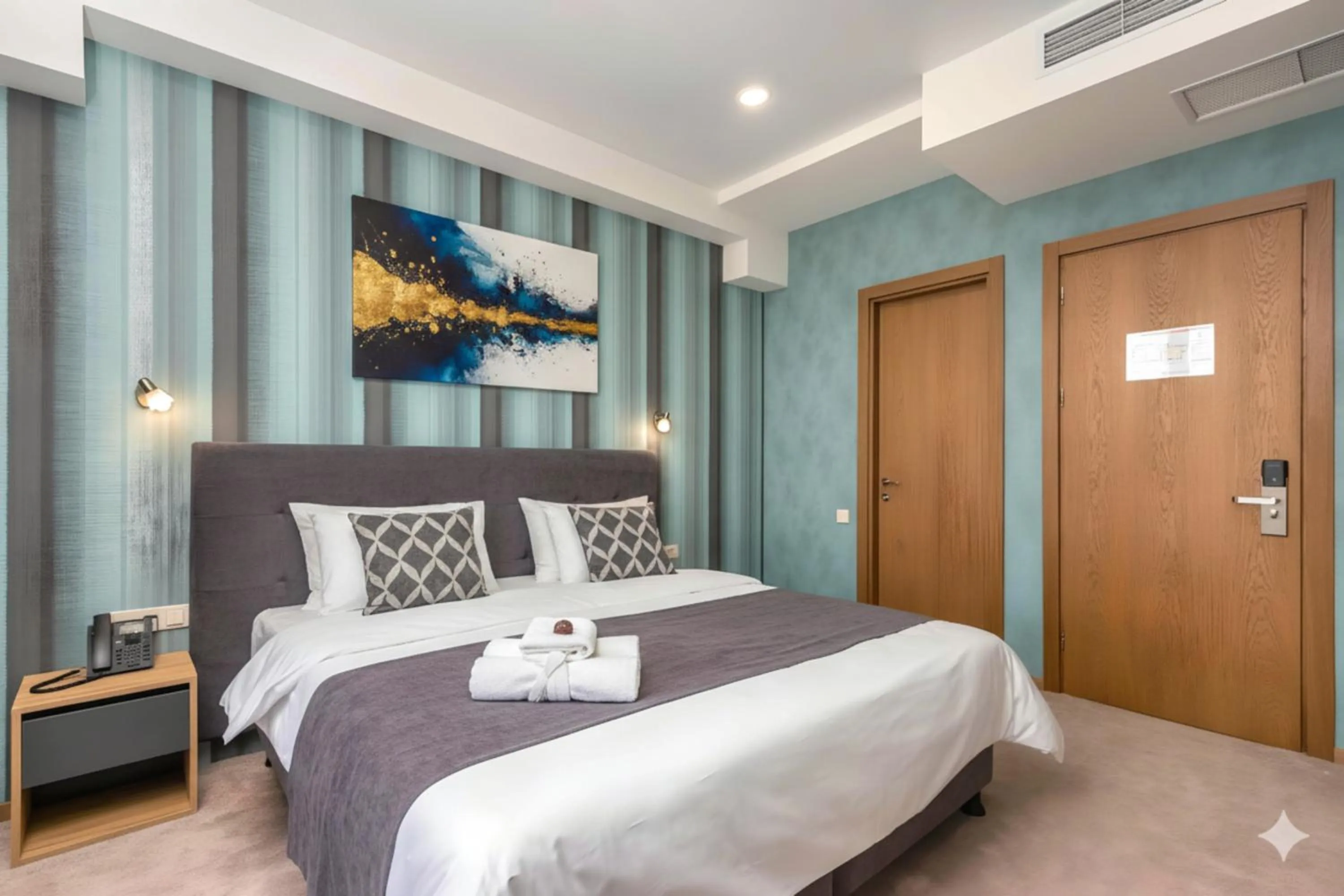 Photo of the whole room, Bed in Brooch Boutique Hotel