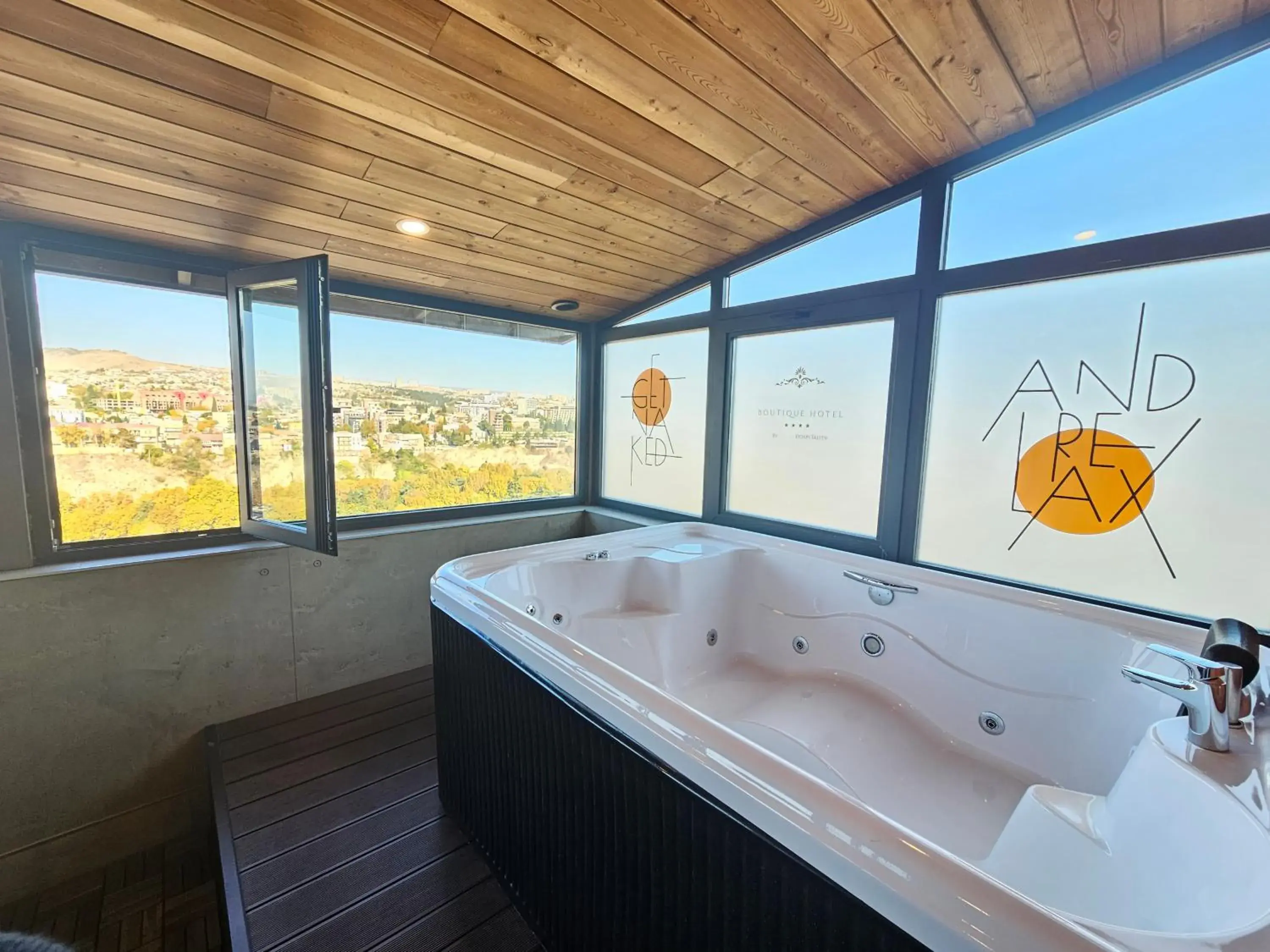 Hot Tub in Brooch Boutique Hotel Hot Tub in Brooch Boutique Hotel