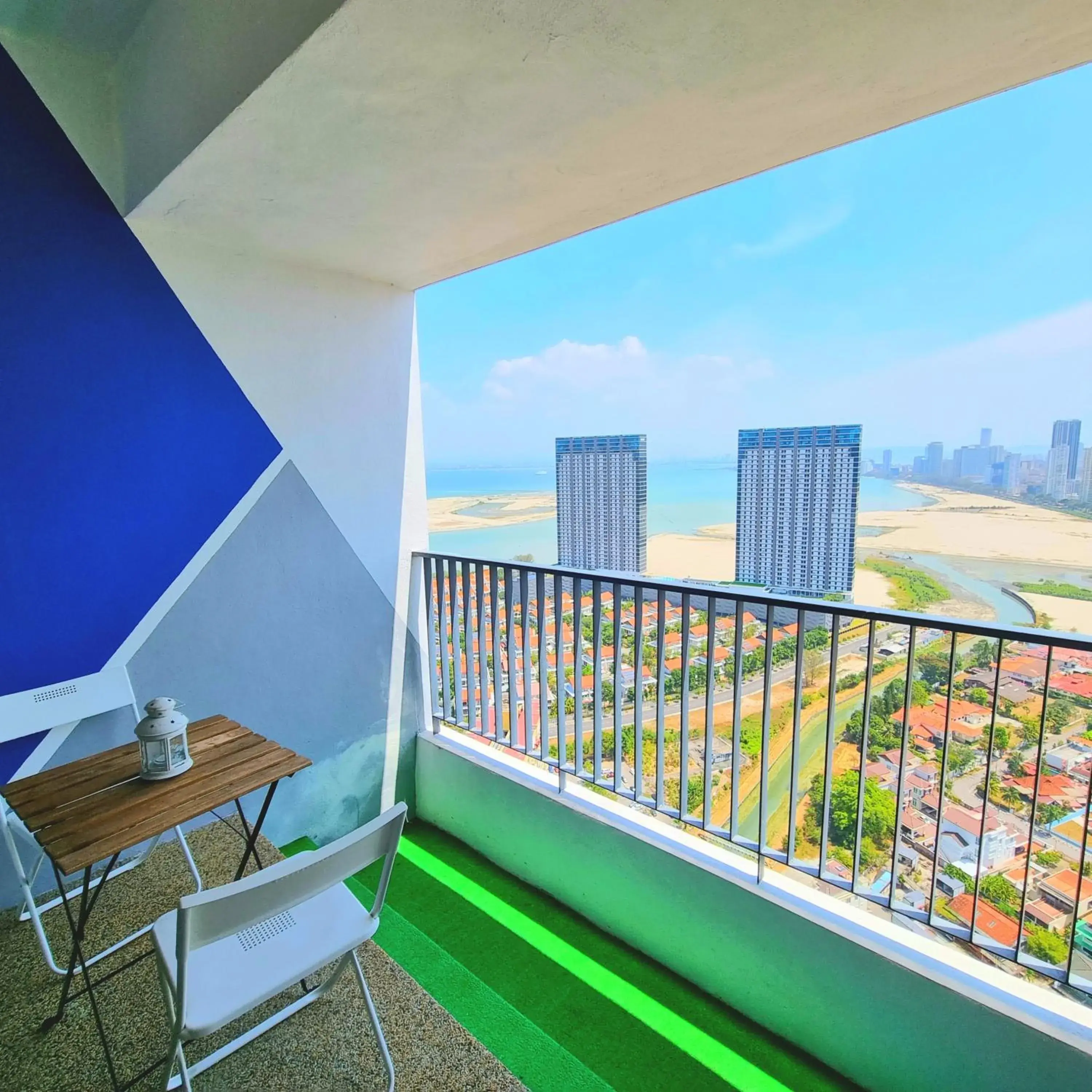 Apartment with Balcony in The Landmark by Comfy Apartment with Balcony in The Landmark by Comfy