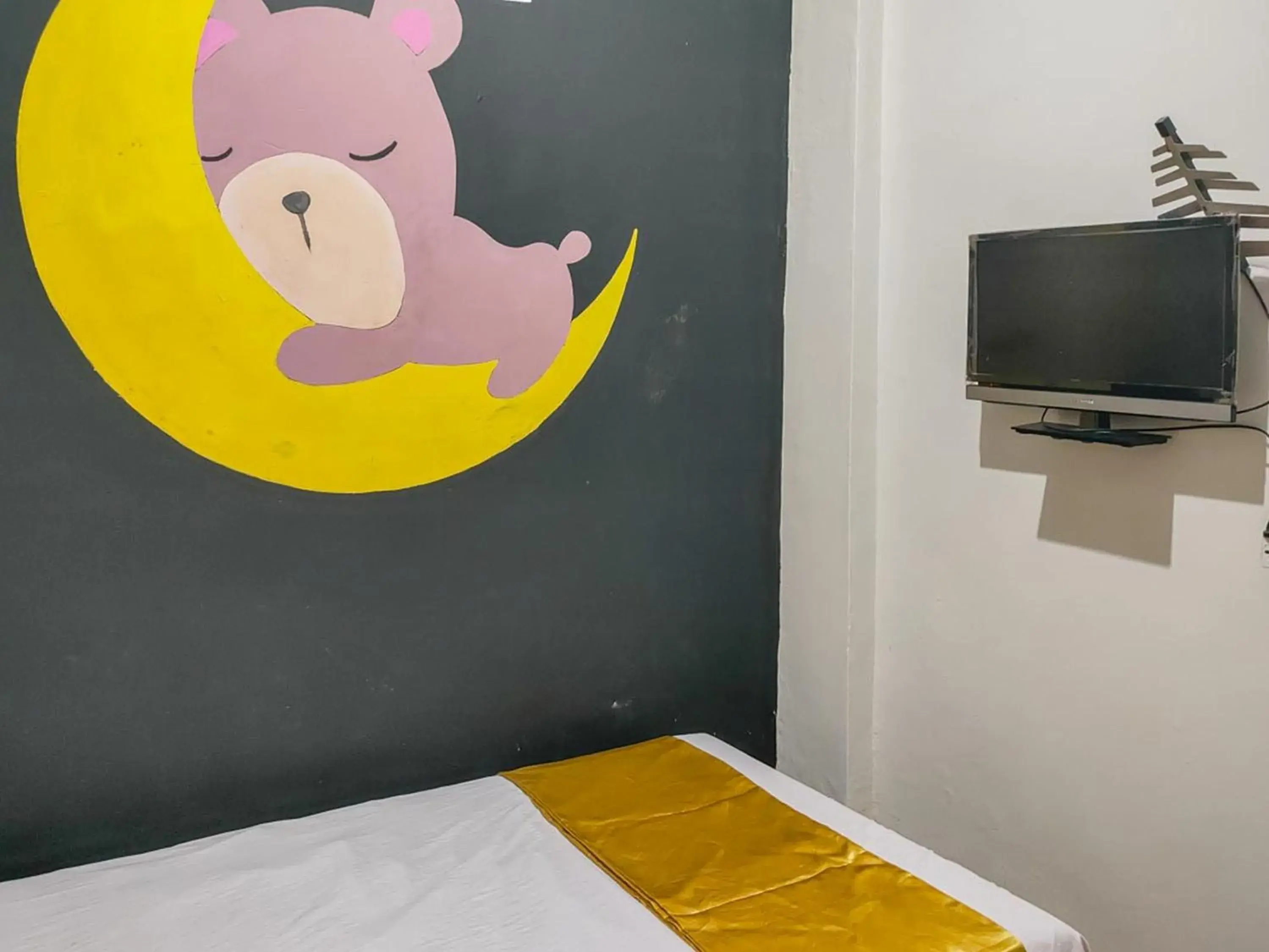 Bedroom, Bed in Yellow Sapphire RedPartner near Mayjend Sungkono Bedroom, Bed in Yellow Sapphire RedPartner near Mayjend Sungkono