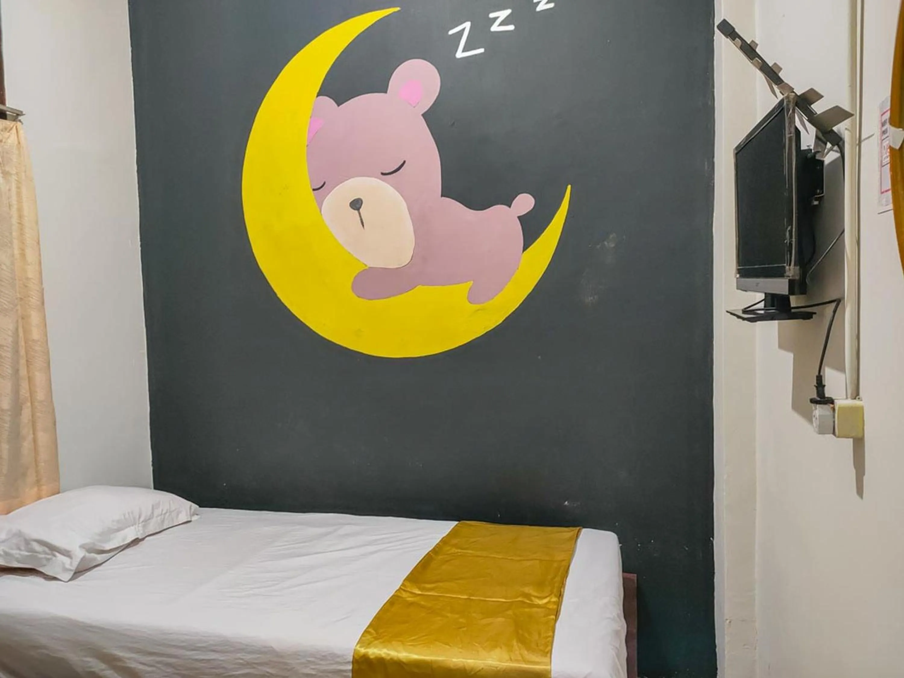 Bedroom, Bed in Yellow Sapphire RedPartner near Mayjend Sungkono