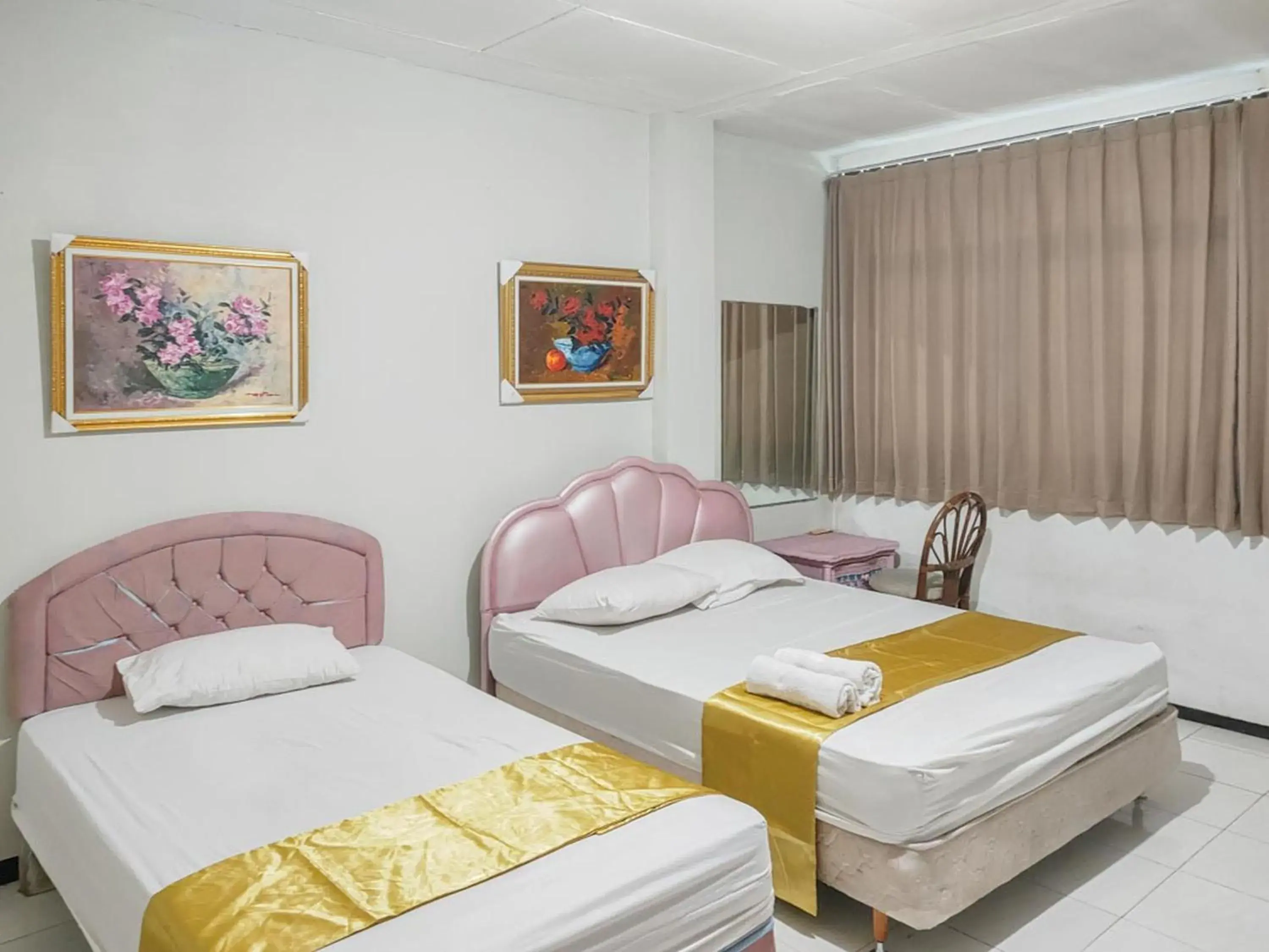 Living room, Bed in Yellow Sapphire RedPartner near Mayjend Sungkono Living room, Bed in Yellow Sapphire RedPartner near Mayjend Sungkono