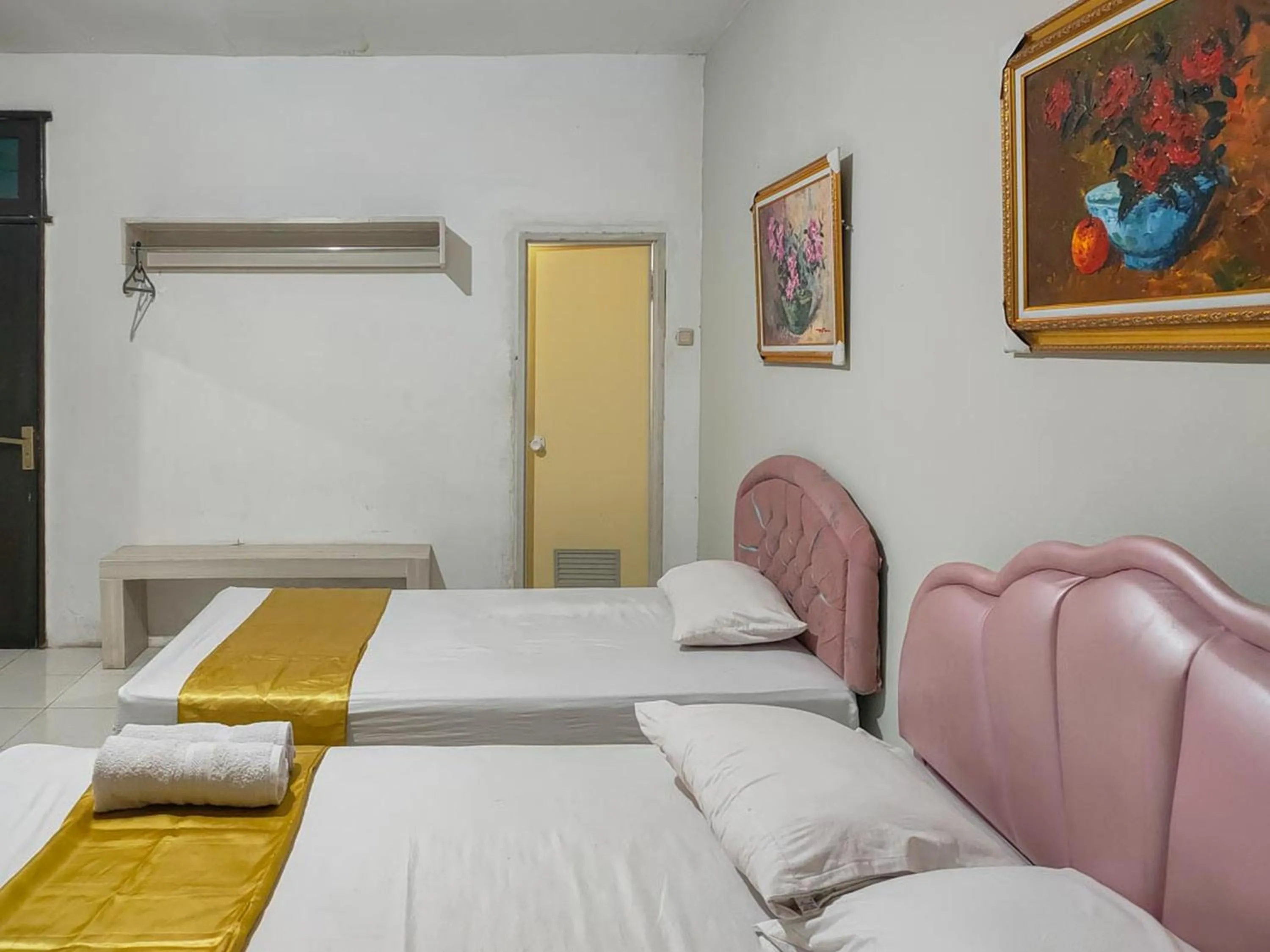 Bedroom, Bed in Yellow Sapphire RedPartner near Mayjend Sungkono