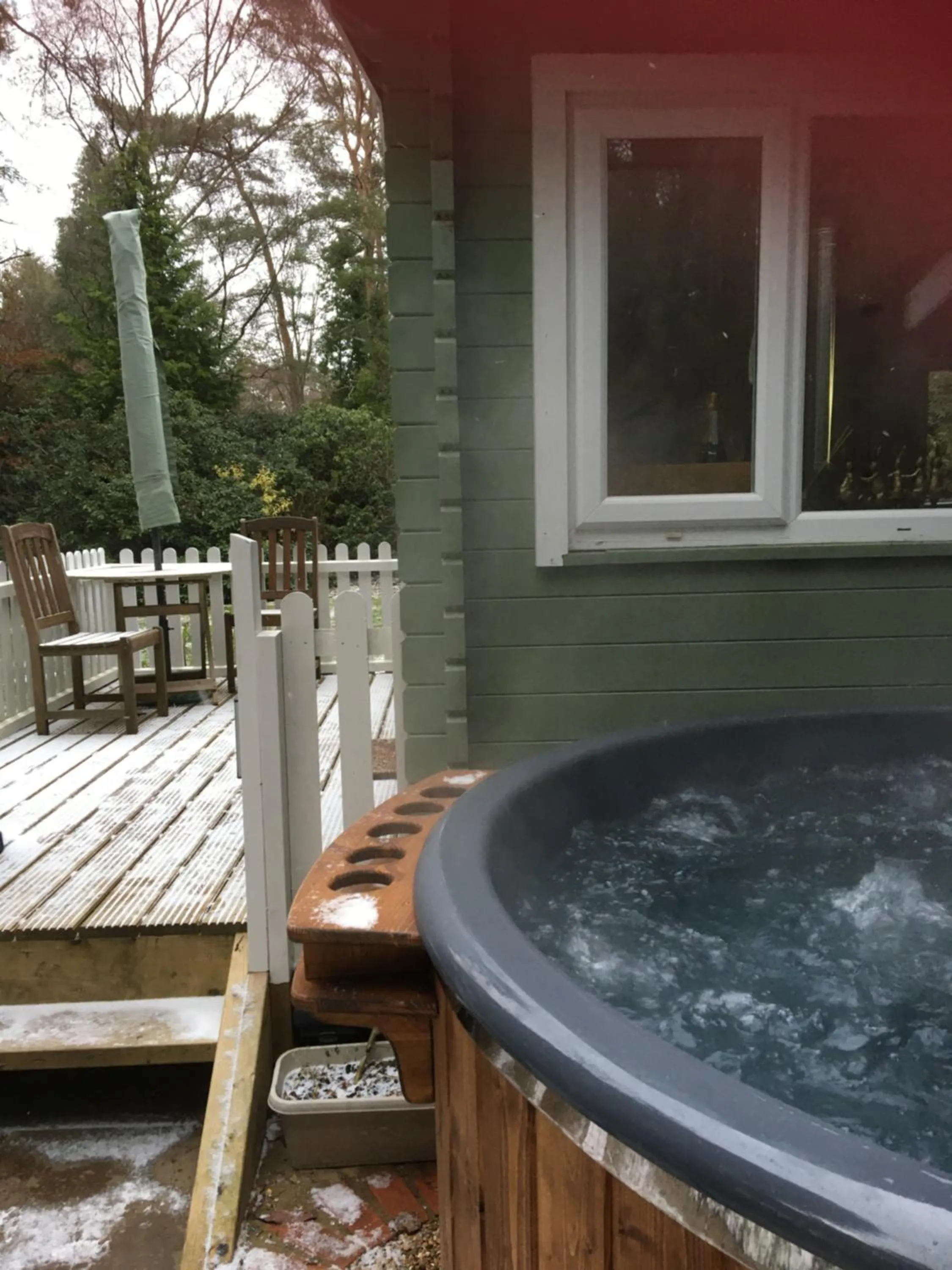 Hot Tub in Woodland Cabin With private Wood-Fired Hot-Tub
