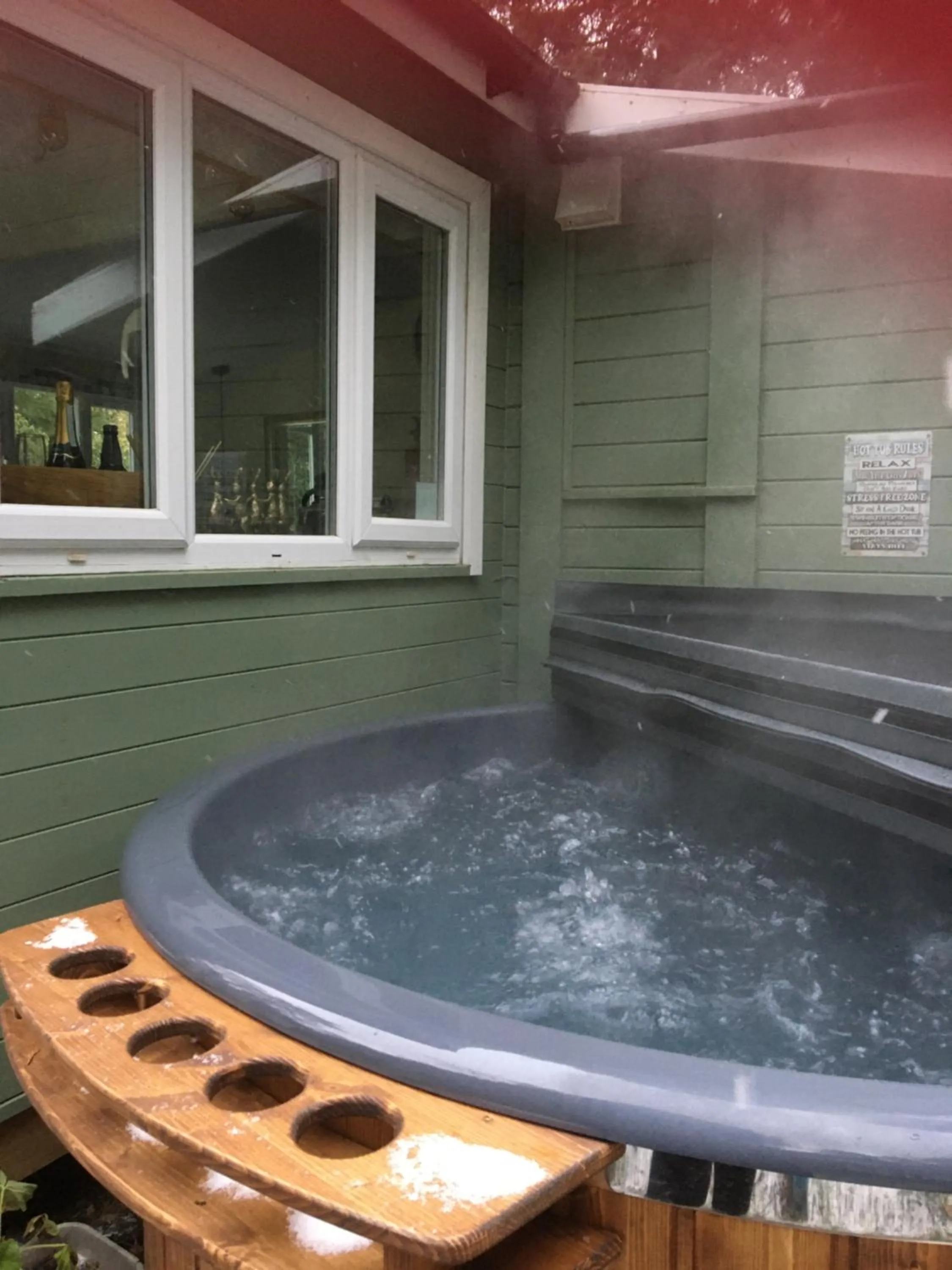 Hot Tub in Woodland Cabin With private Wood-Fired Hot-Tub
