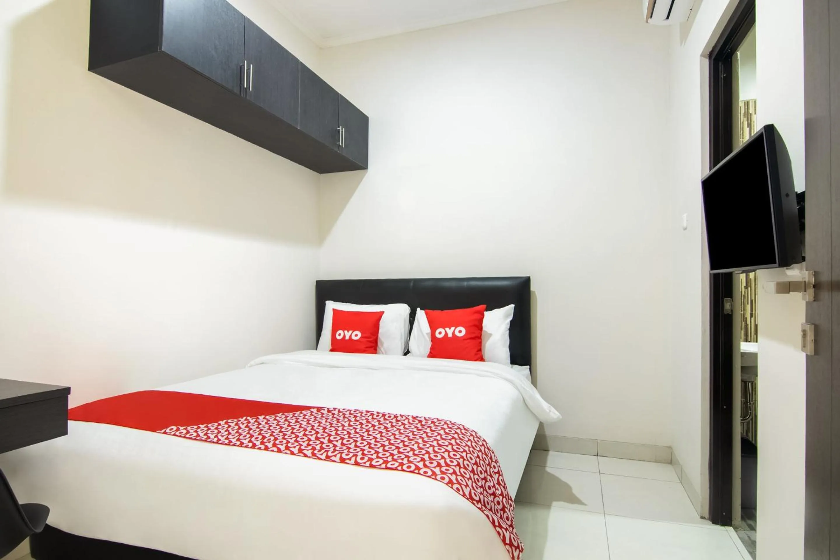 Bedroom, Bed in OYO 3826 Columbus Residence K11