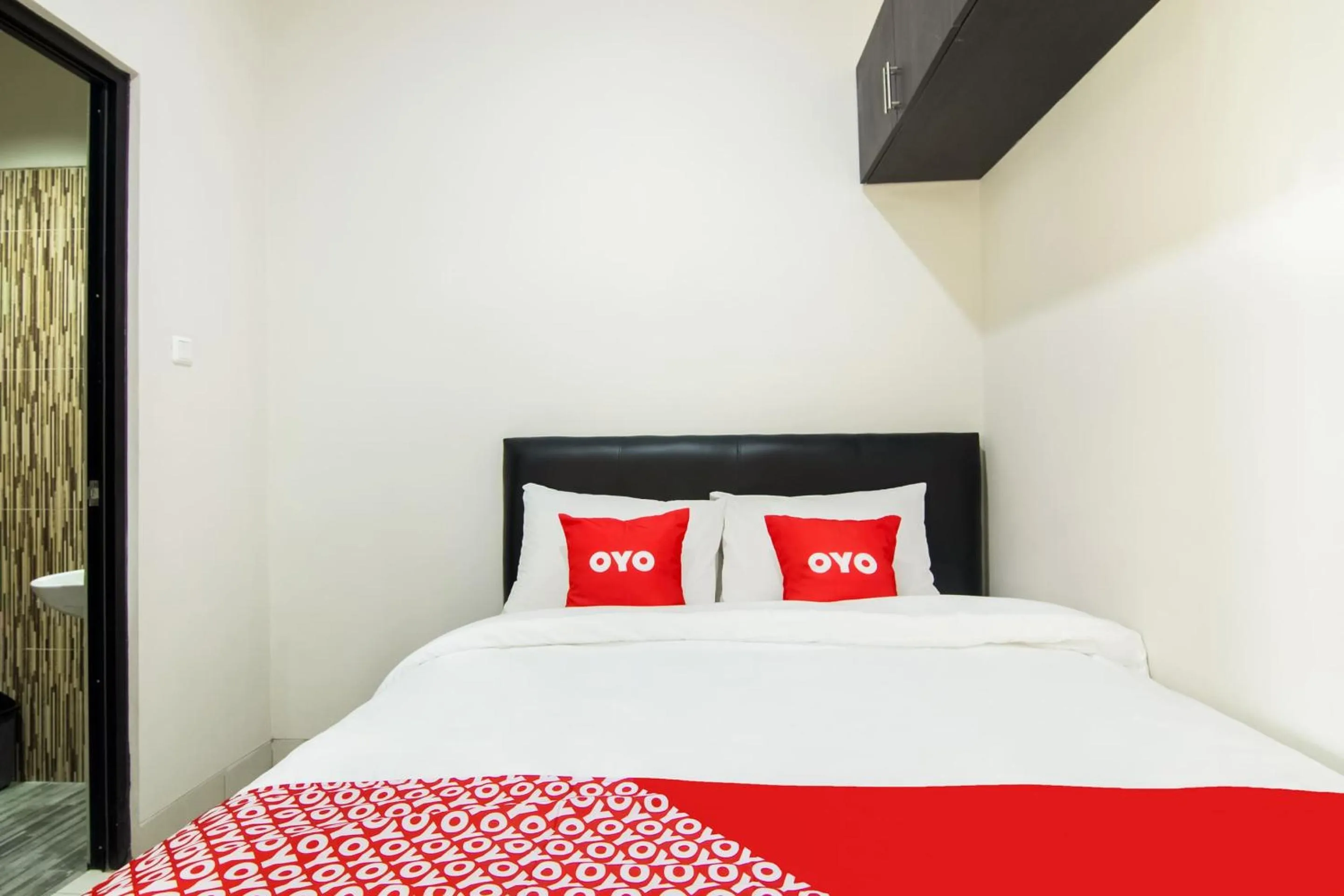 Bedroom, Bed in OYO 3826 Columbus Residence K11