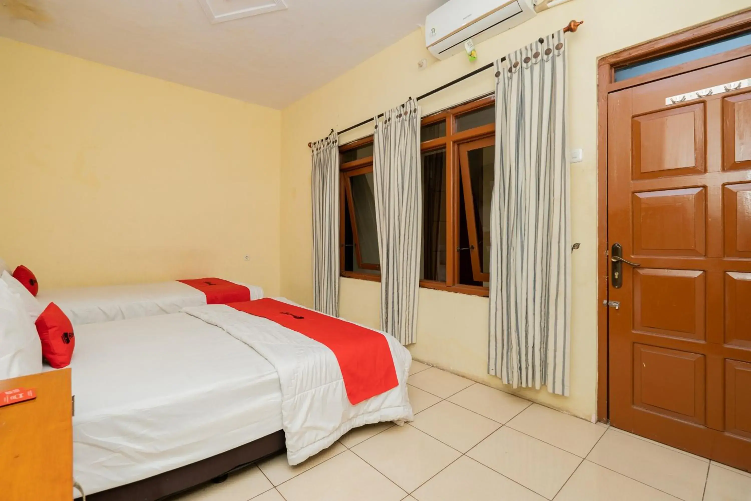 Family Room in RedDoorz Syariah At Danau Maninjau Sawojajar Family Room in RedDoorz Syariah At Danau Maninjau Sawojajar