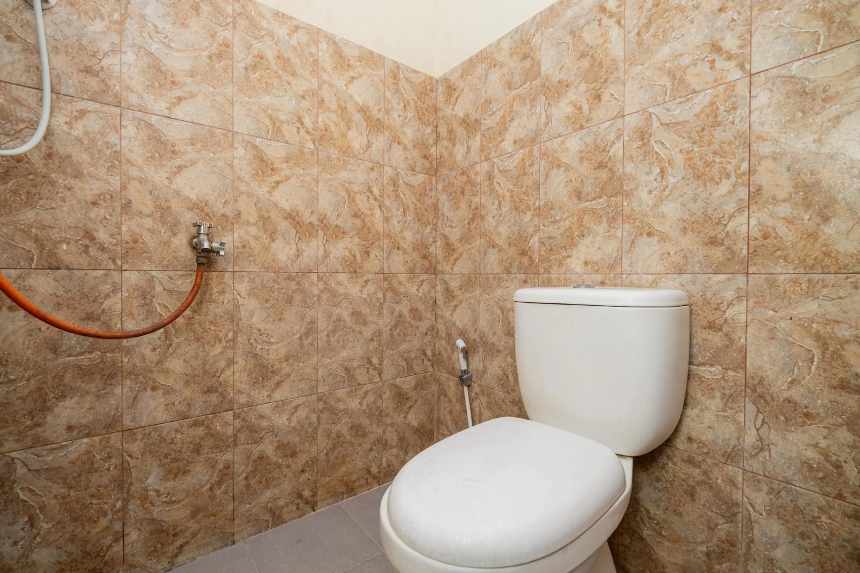 Bathroom in RedDoorz Syariah At Danau Maninjau Sawojajar