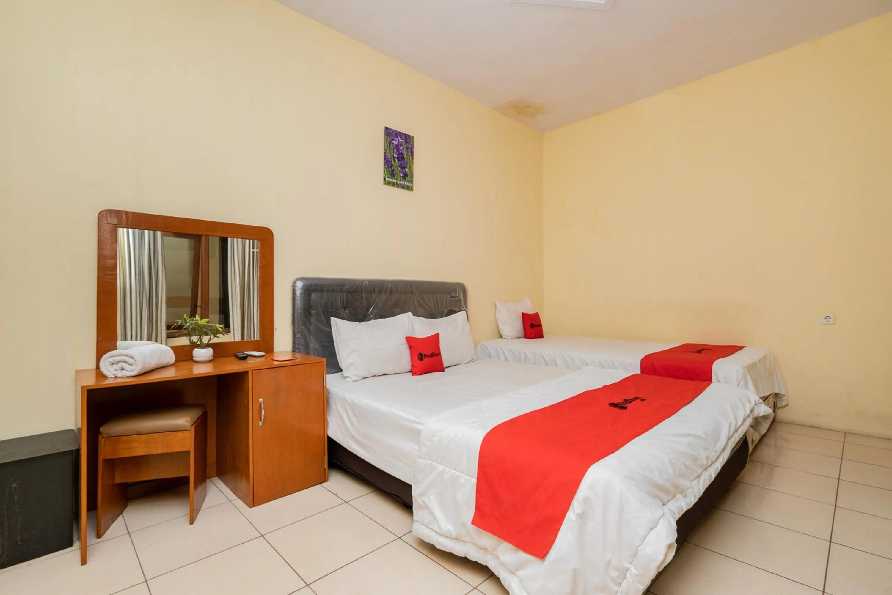 Bed in RedDoorz Syariah At Danau Maninjau Sawojajar