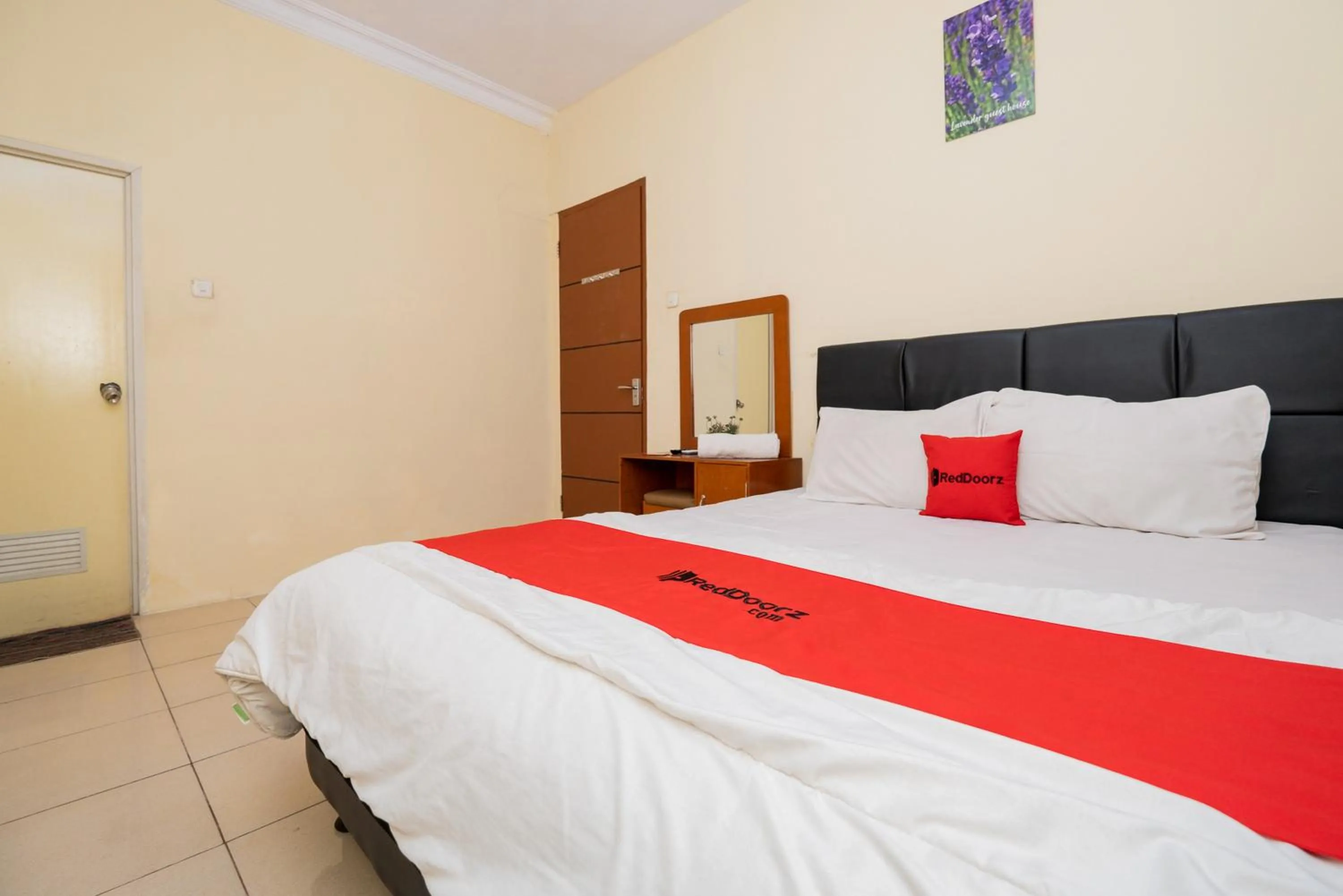Bed in RedDoorz Syariah At Danau Maninjau Sawojajar